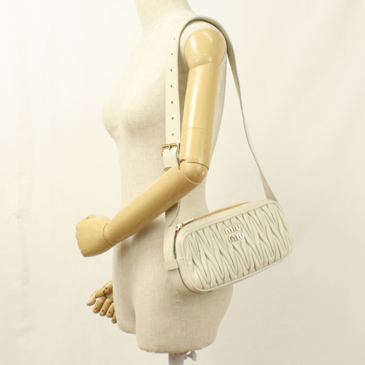 Miu Miu Ivory Leather Shoulder Bag (Pre-Owned)