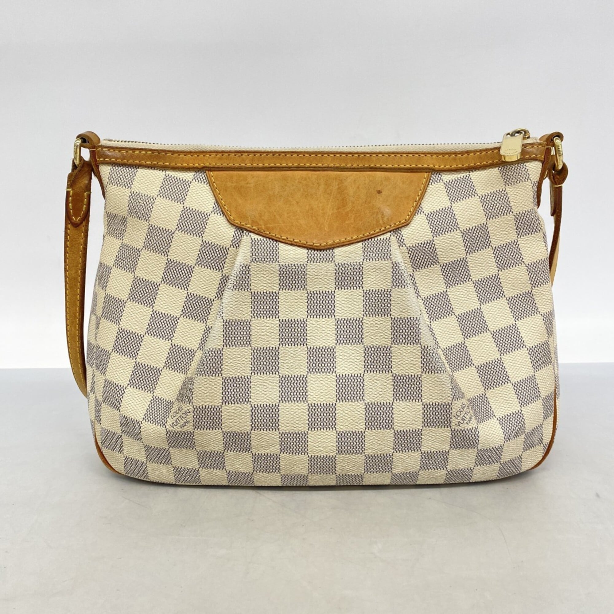 Louis Vuitton White Shoulder Bag (Pre-Owned)