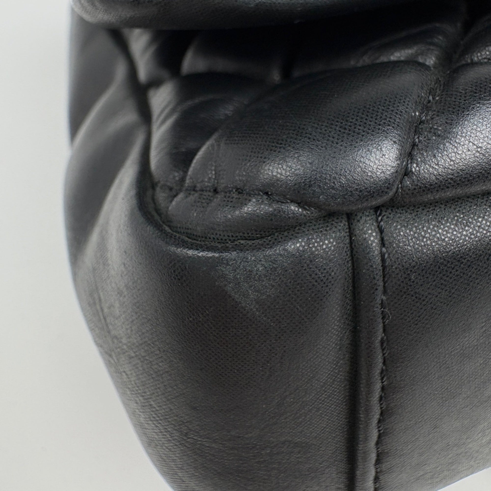 Chanel Black Leather Shoulder Bag (Pre-Owned)