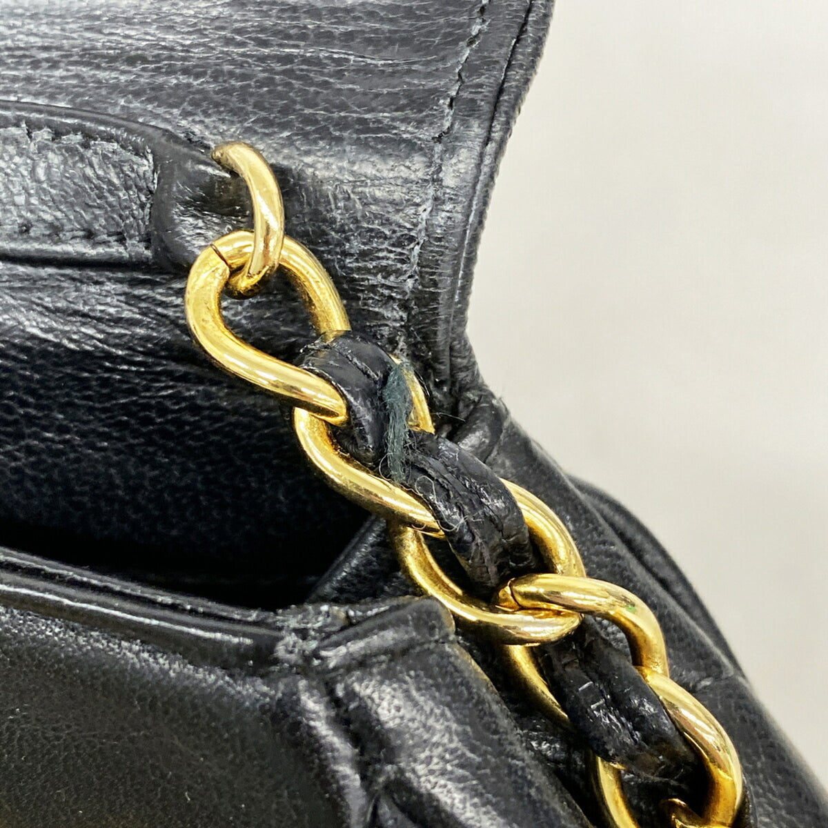 Chanel Black Leather Shoulder Bag (Pre-Owned)