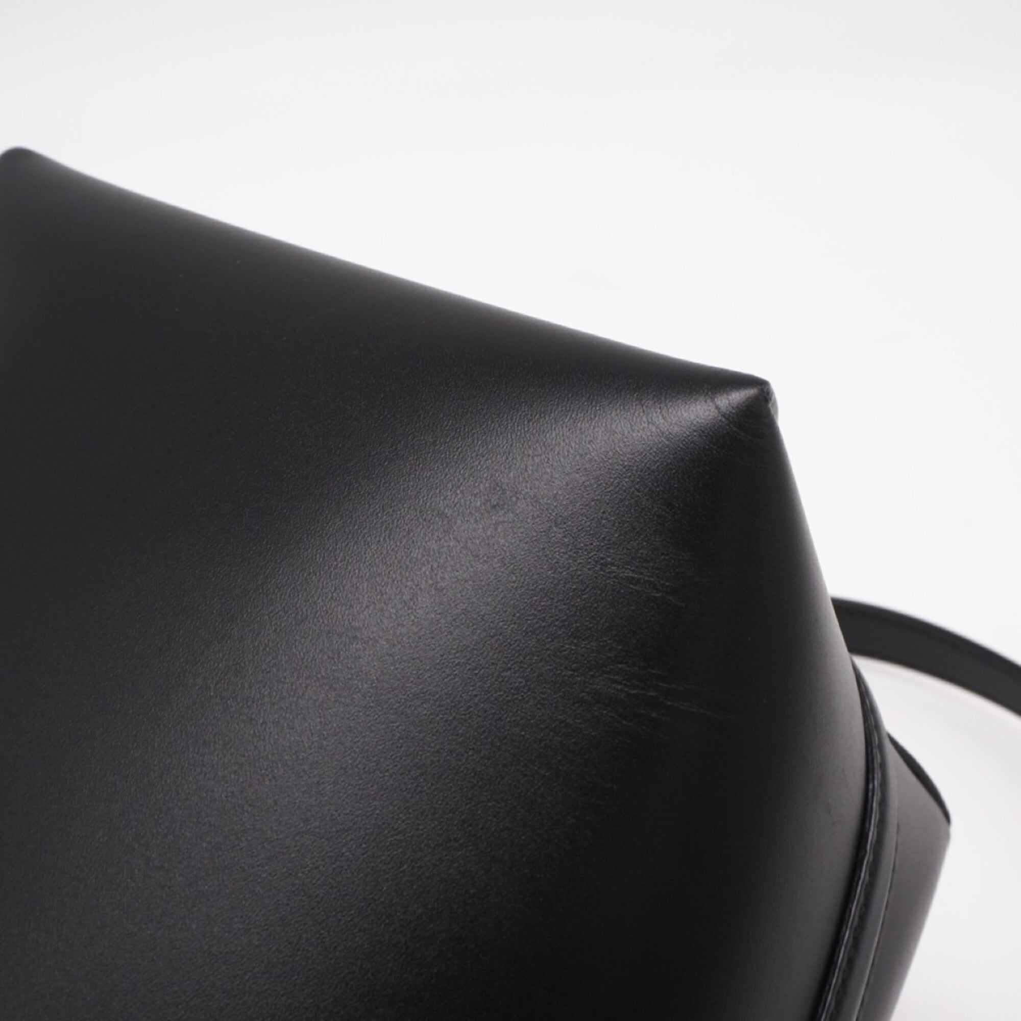 Yves Saint Laurent Black Leather Handbag (Pre-Owned)