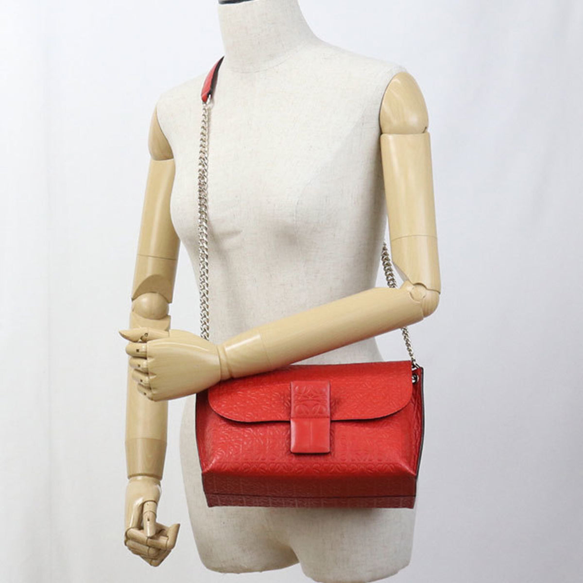 Loewe Red Color Leather Shoulder Bag (Pre-Owned)