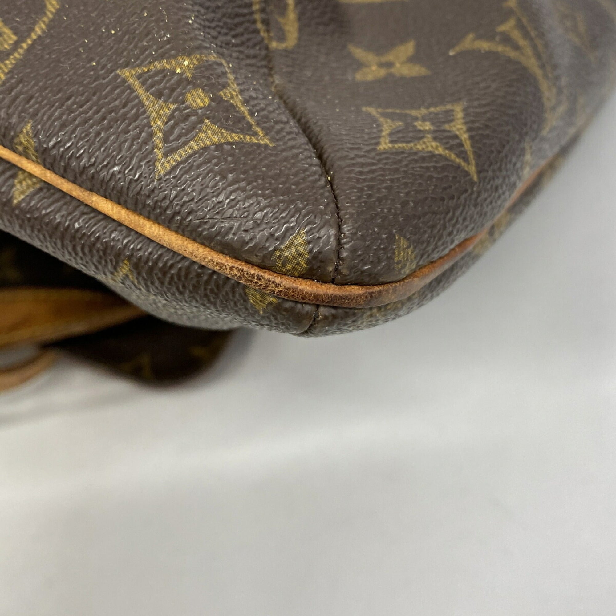 Louis Vuitton Brown Shoulder Bag (Pre-Owned)