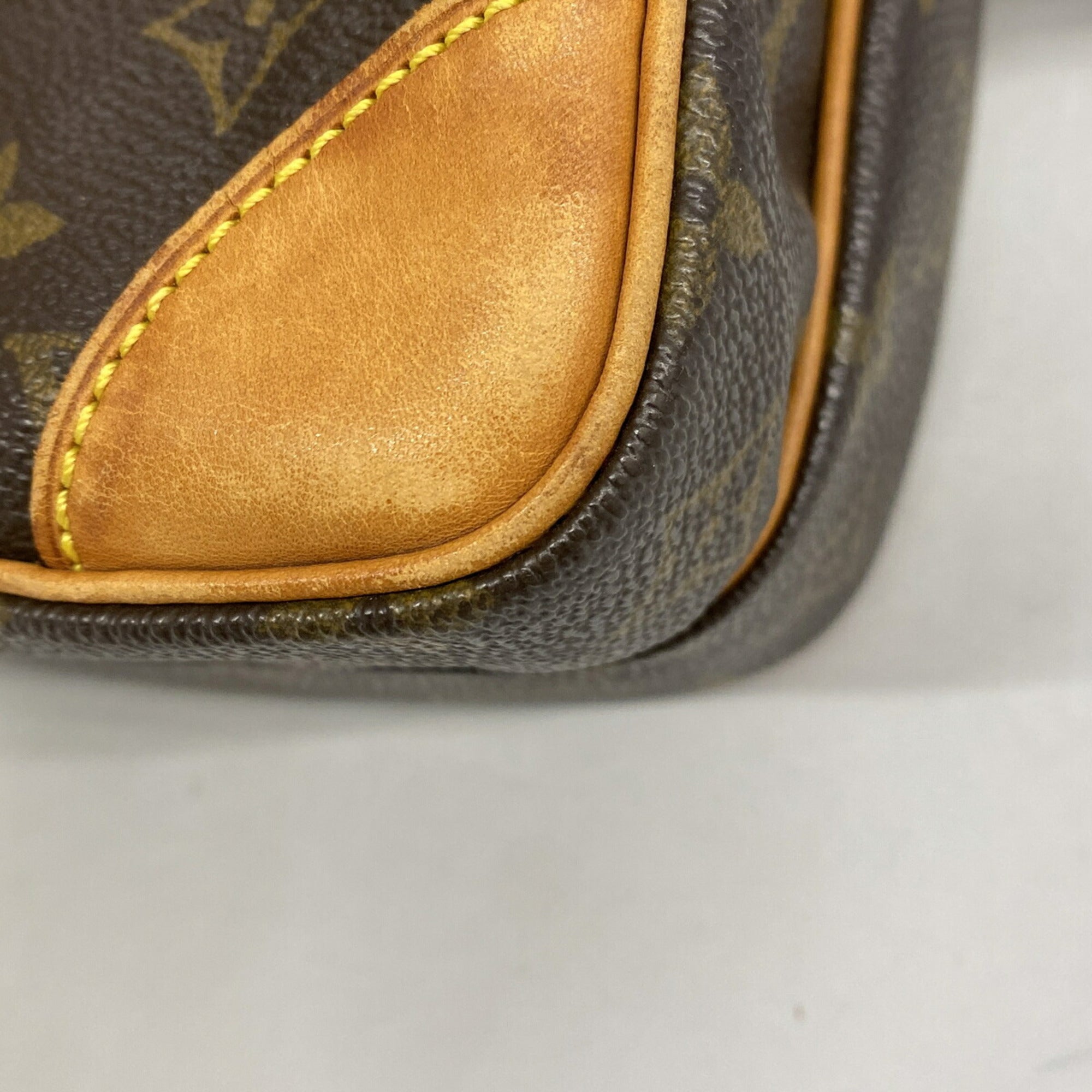 Louis Vuitton Brown Shoulder Bag (Pre-Owned)