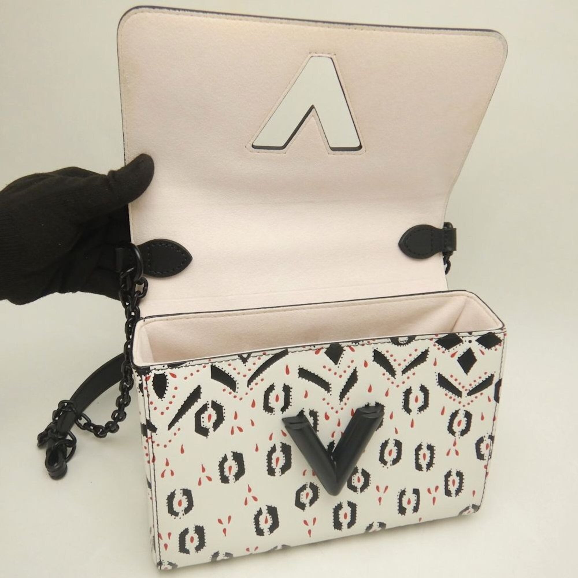 Louis Vuitton Black White Leather Shoulder Bag (Pre-Owned)