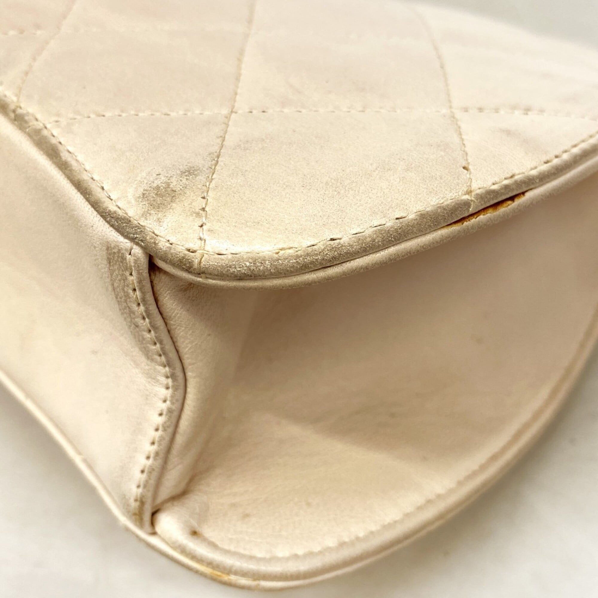 Chanel Ivory Leather Handbag (Pre-Owned)