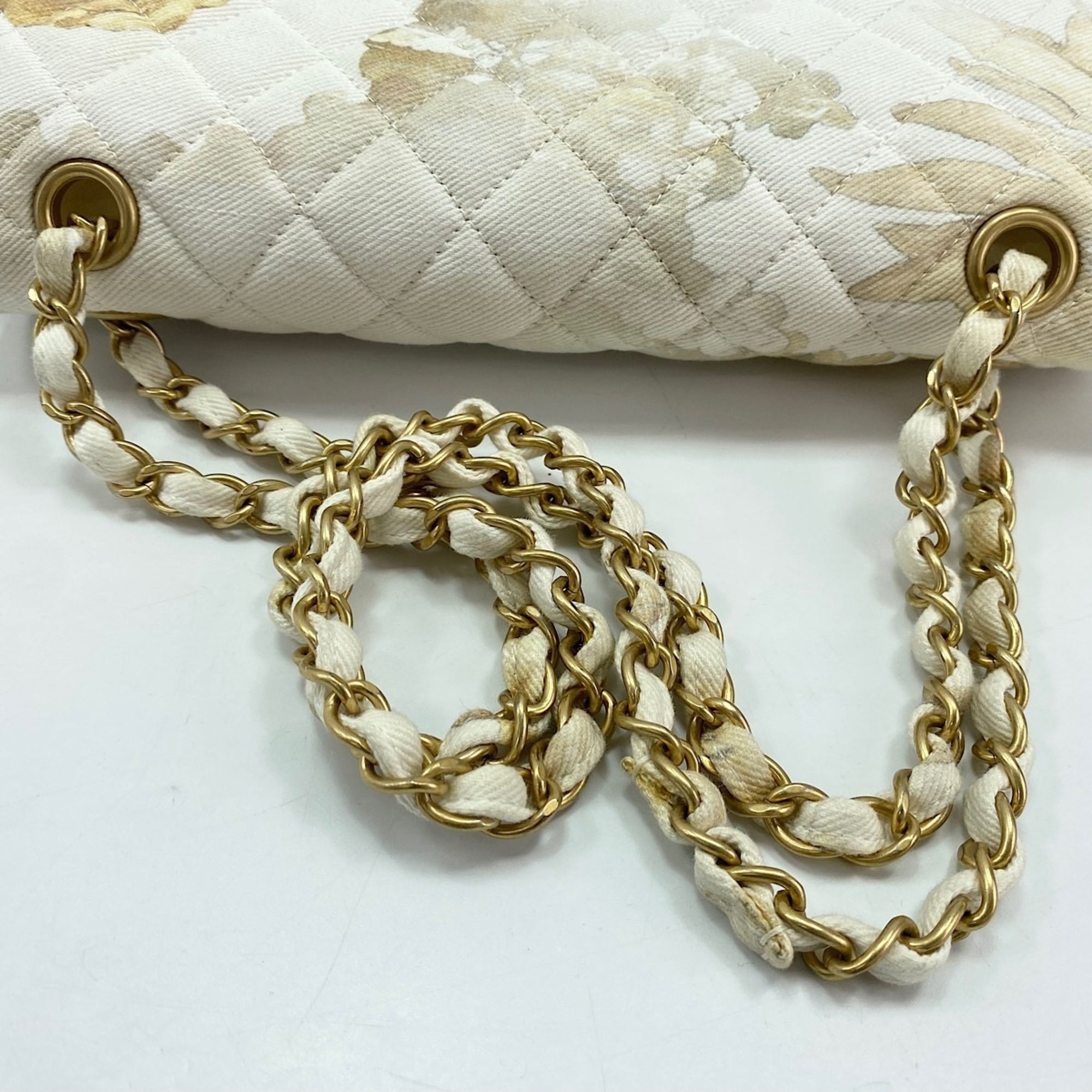 Chanel Matelasse White Canvas Shoulder Bag (Pre-Owned)