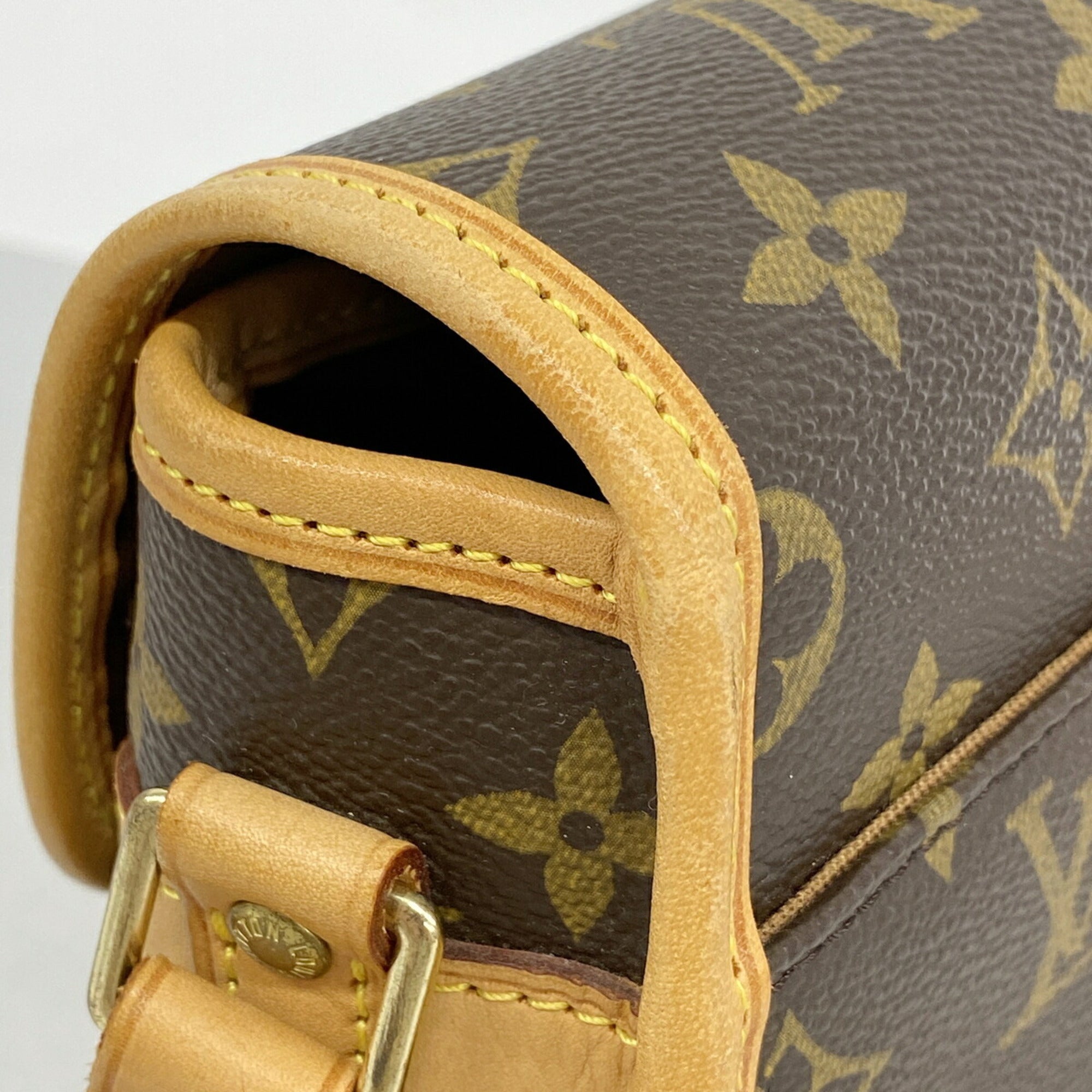 Louis Vuitton Brown Shoulder Bag (Pre-Owned)