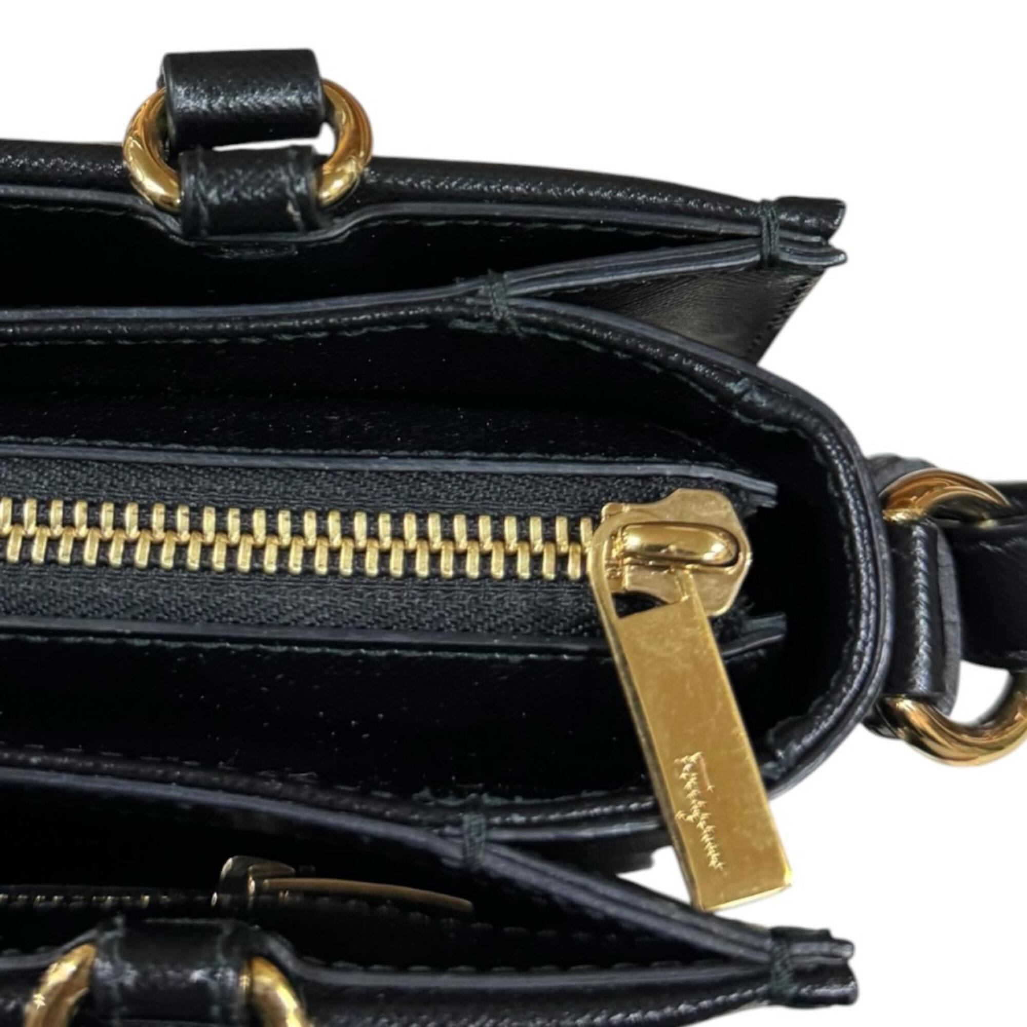 Salvatore Ferragamo Black Leather Shoulder Bag (Pre-Owned)