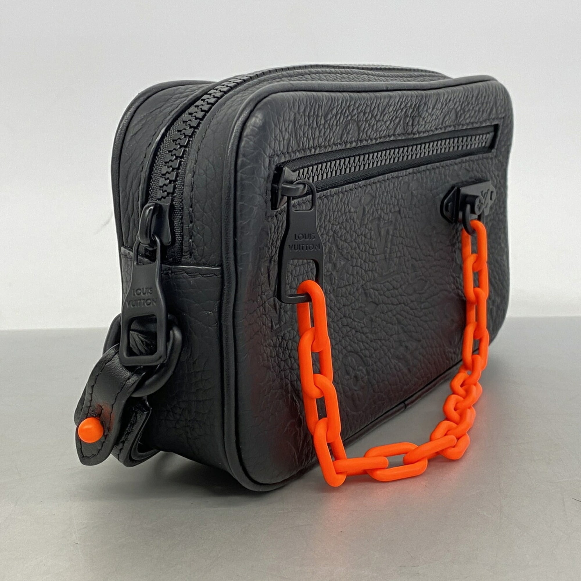 Louis Vuitton Noir Clutch Bag (Pre-Owned)