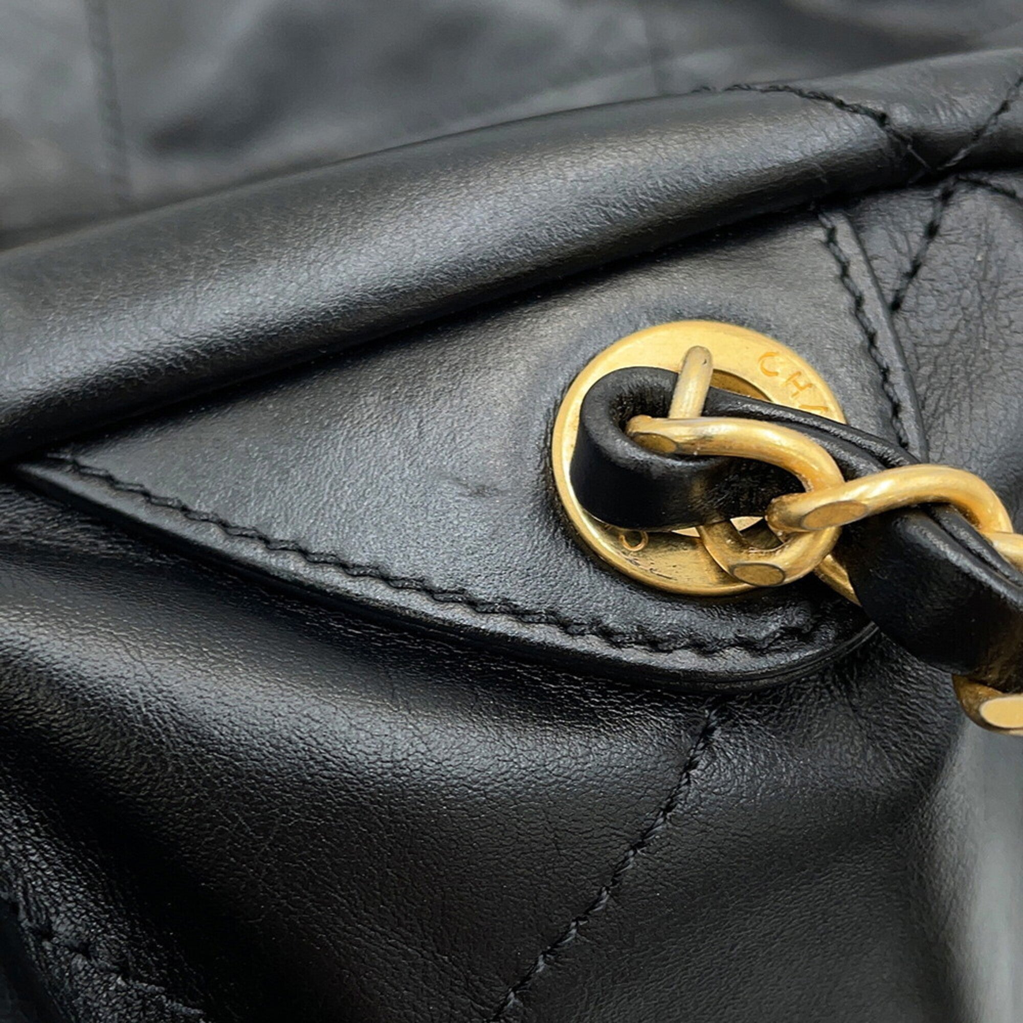 Chanel Black Leather Handbag (Pre-Owned)