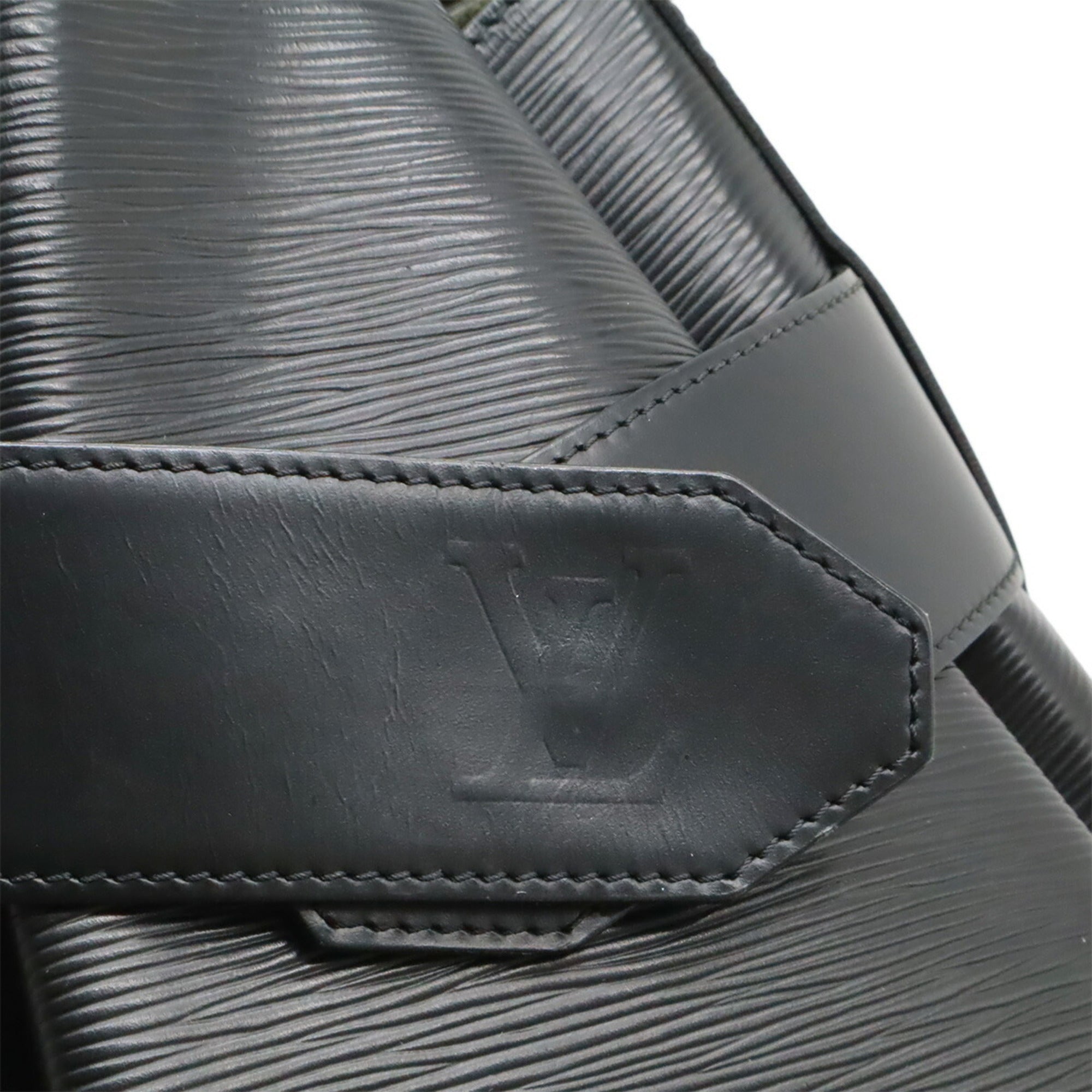 Louis Vuitton Noir Epi Leather Pouch Shoulder Bag (Pre-Owned)