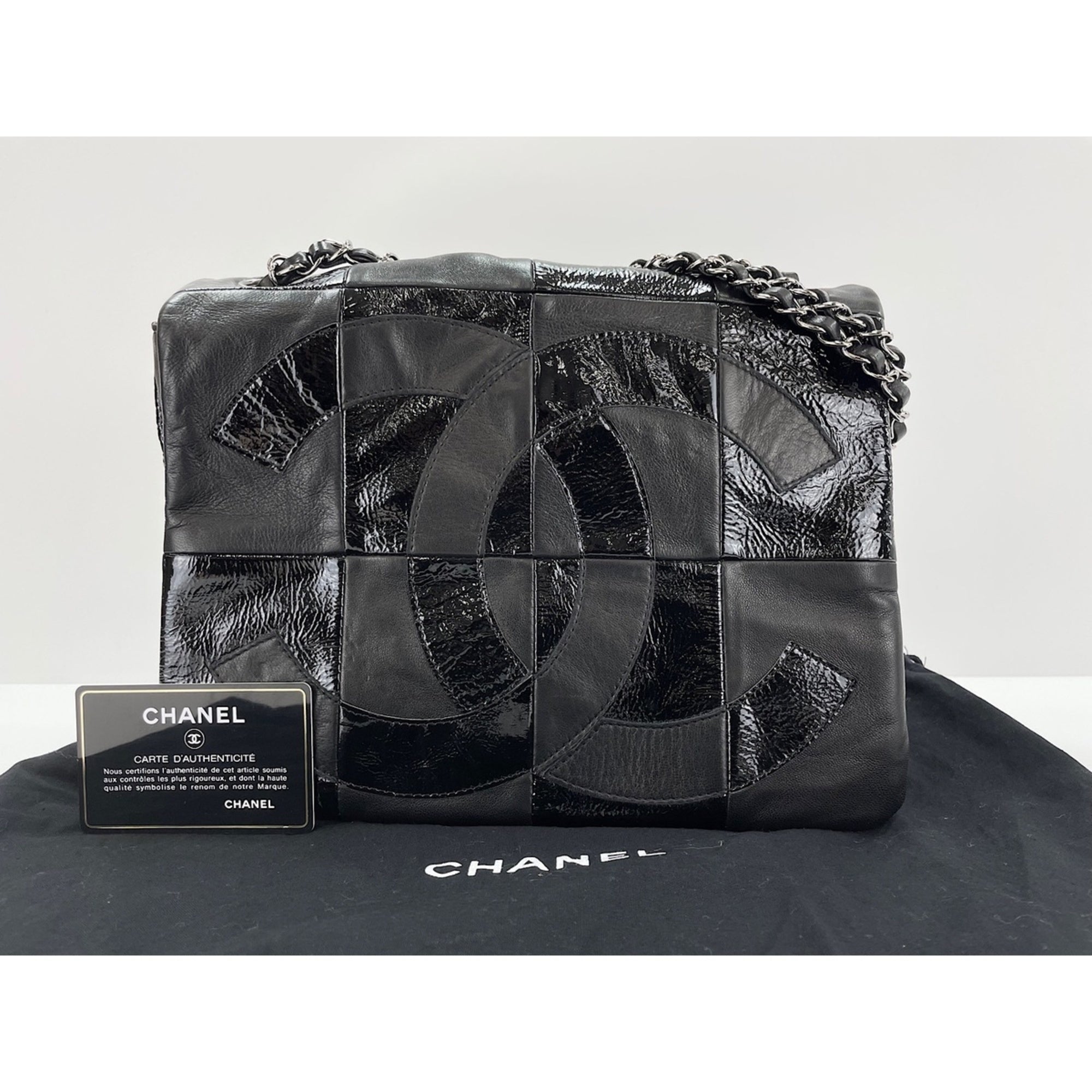 Chanel Black Leather Shoulder Bag (Pre-Owned)