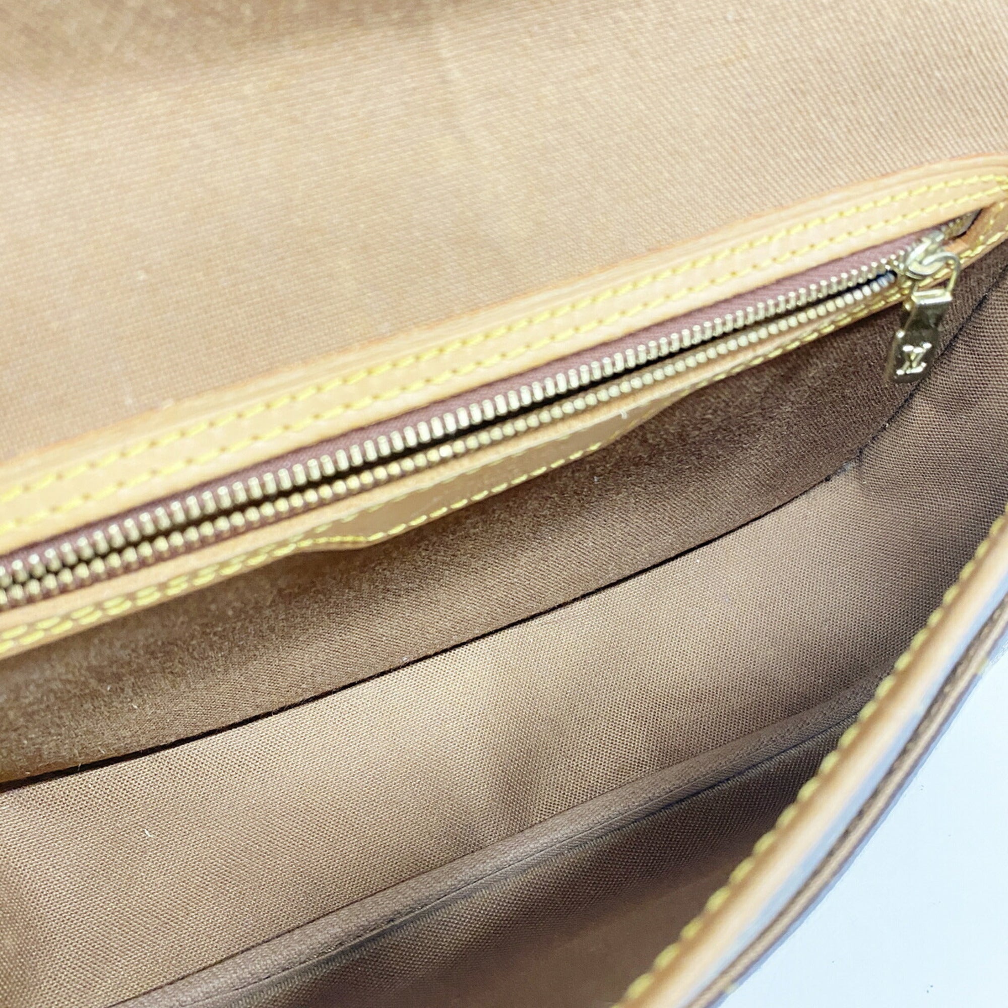 Louis Vuitton Brown Shoulder Bag (Pre-Owned)