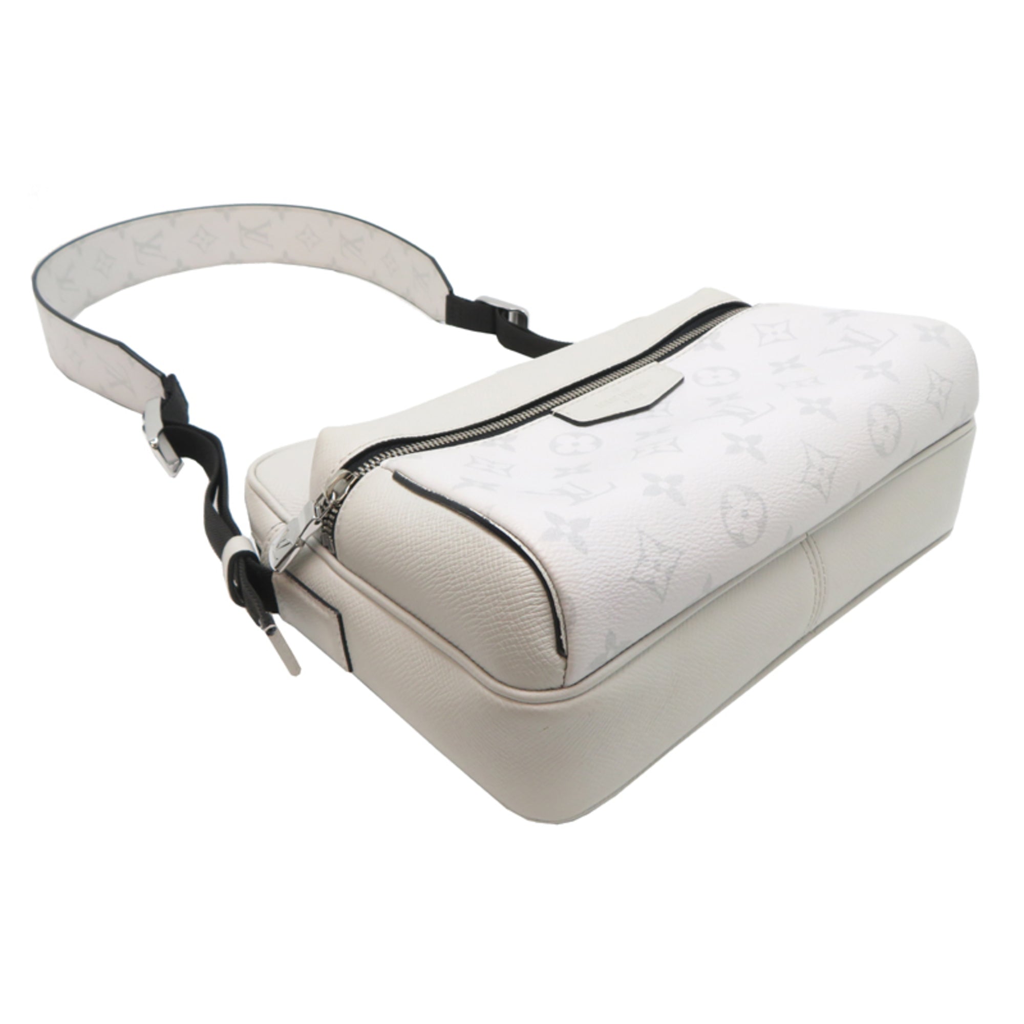 Louis Vuitton White Taigarama Messenger Bag (Pre-Owned)