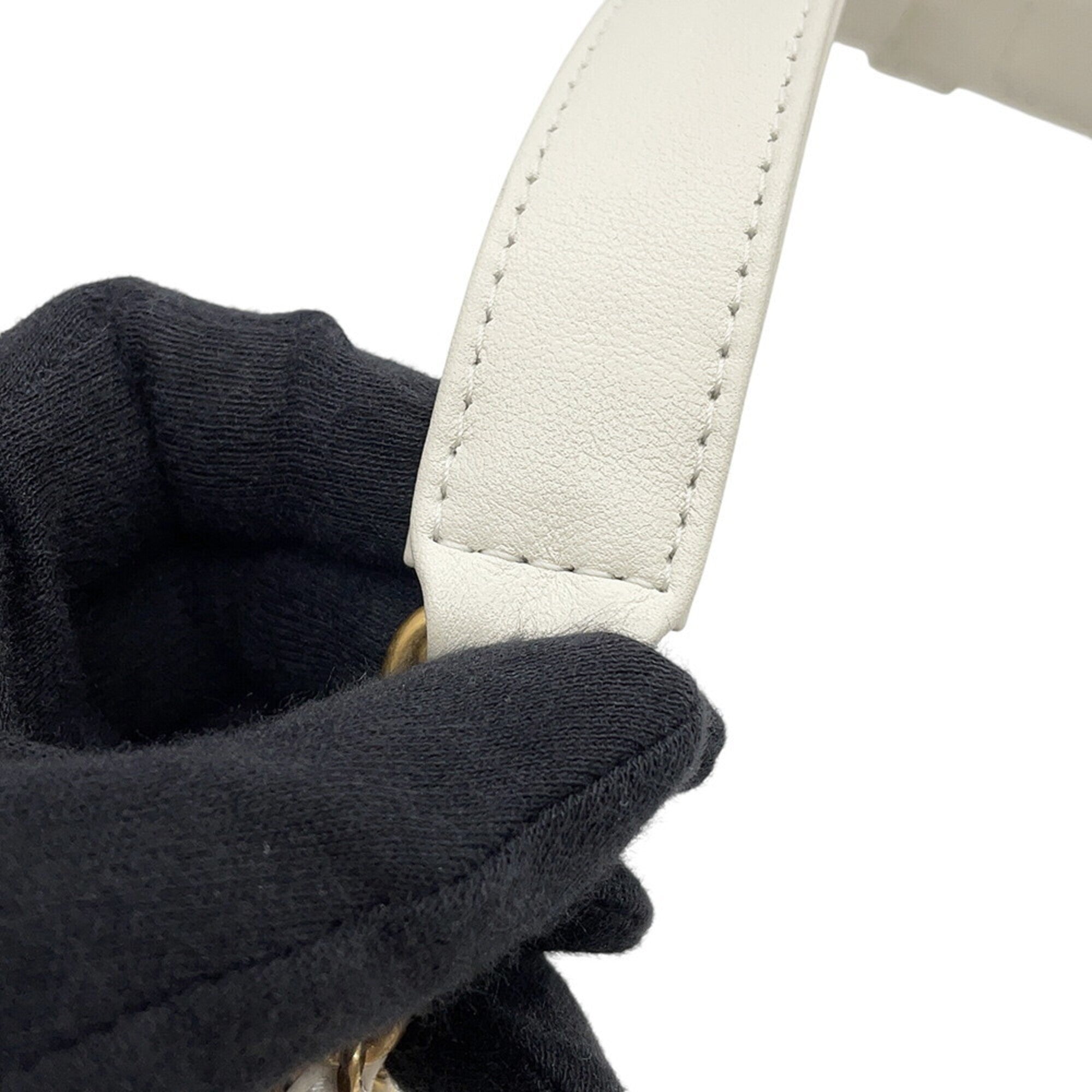 Chanel White Leather Shoulder Bag (Pre-Owned)