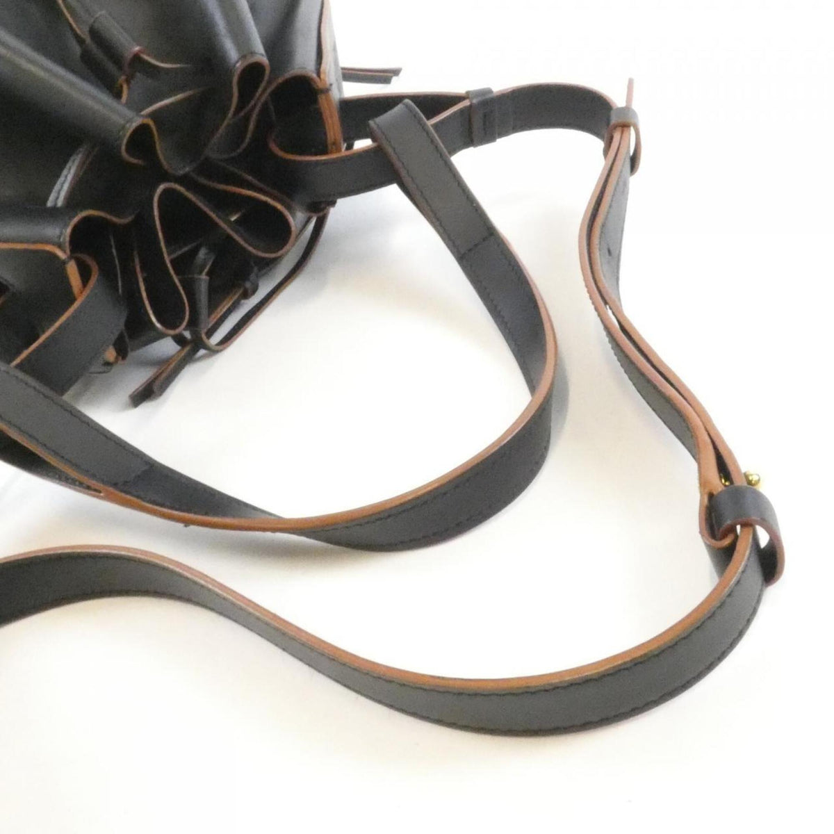 Loewe Black Leather Shoulder Bag (Pre-Owned)