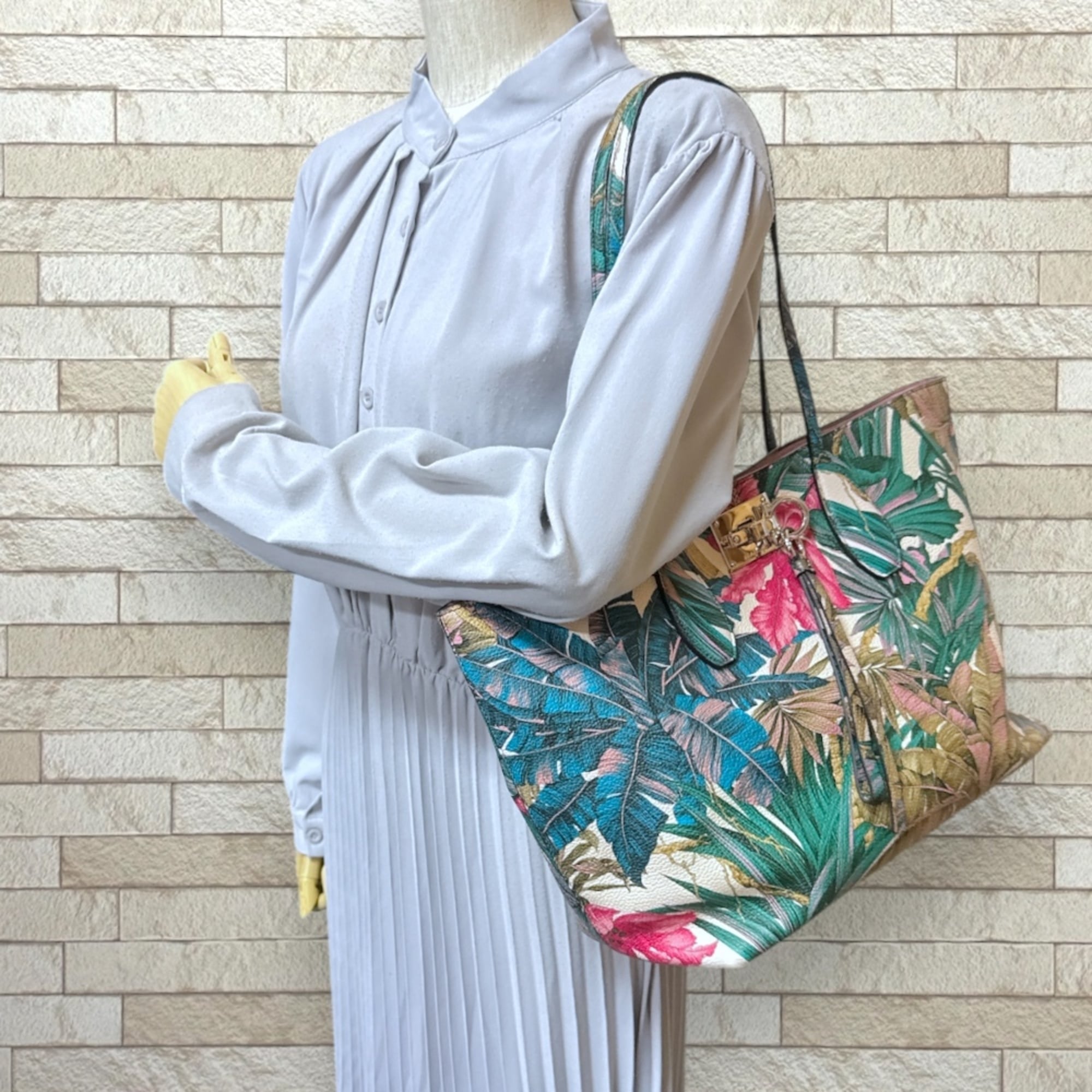 Salvatore Ferragamo Multi-Color Leather Tote Bag (Pre-Owned)