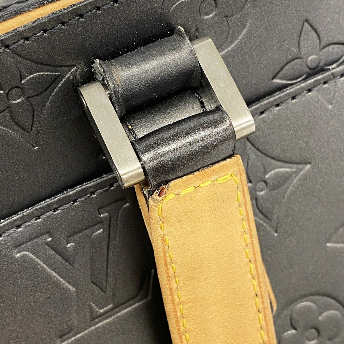 Louis Vuitton Noir Handbag (Pre-Owned)