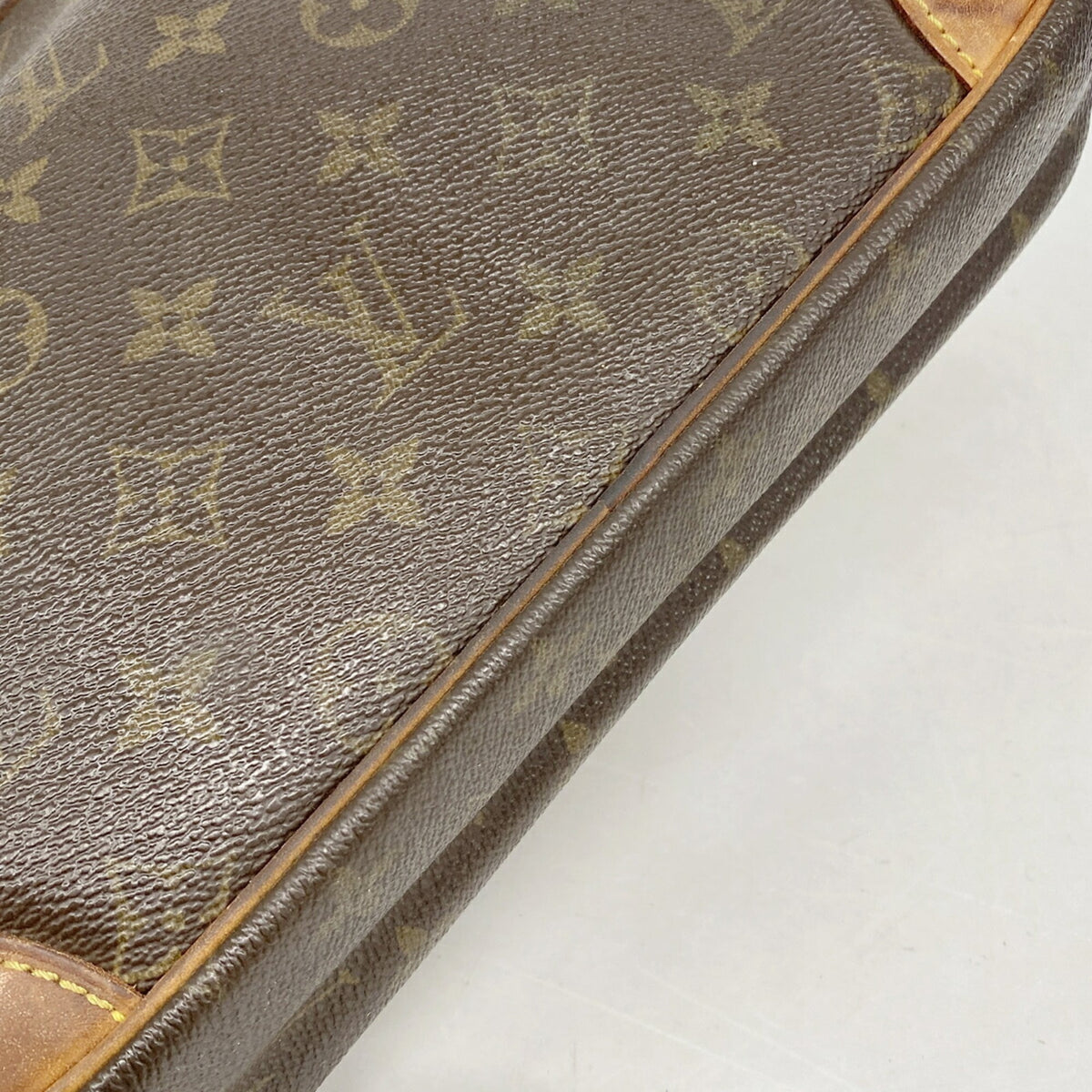 Louis Vuitton Brown Clutch Bag (Pre-Owned)