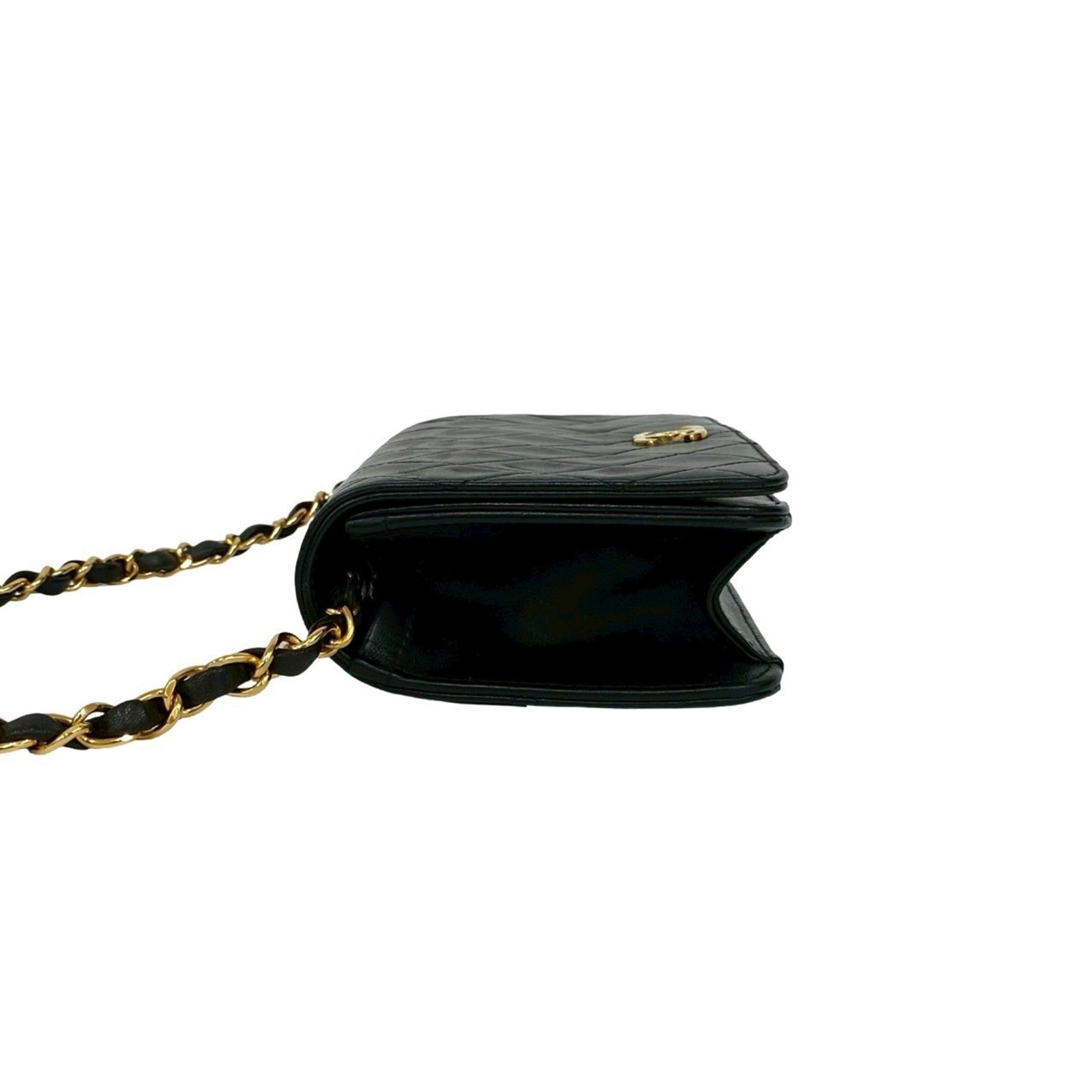 Chanel Black Leather Pochette Shoulder Bag (Pre-Owned)