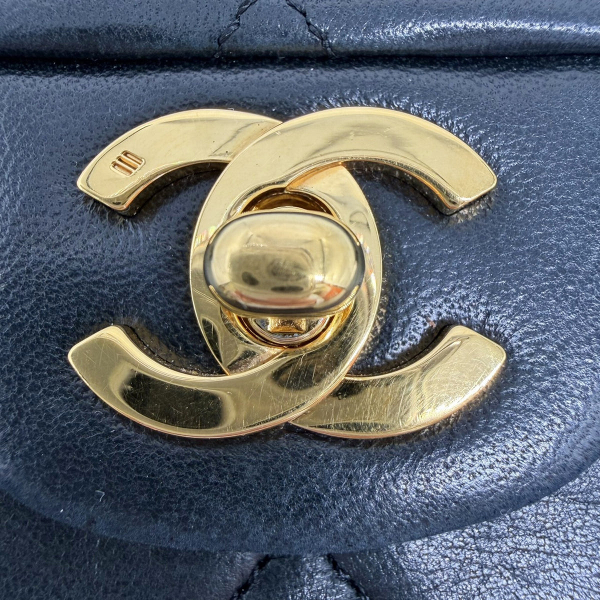 Chanel Black Leather Shoulder Bag (Pre-Owned)