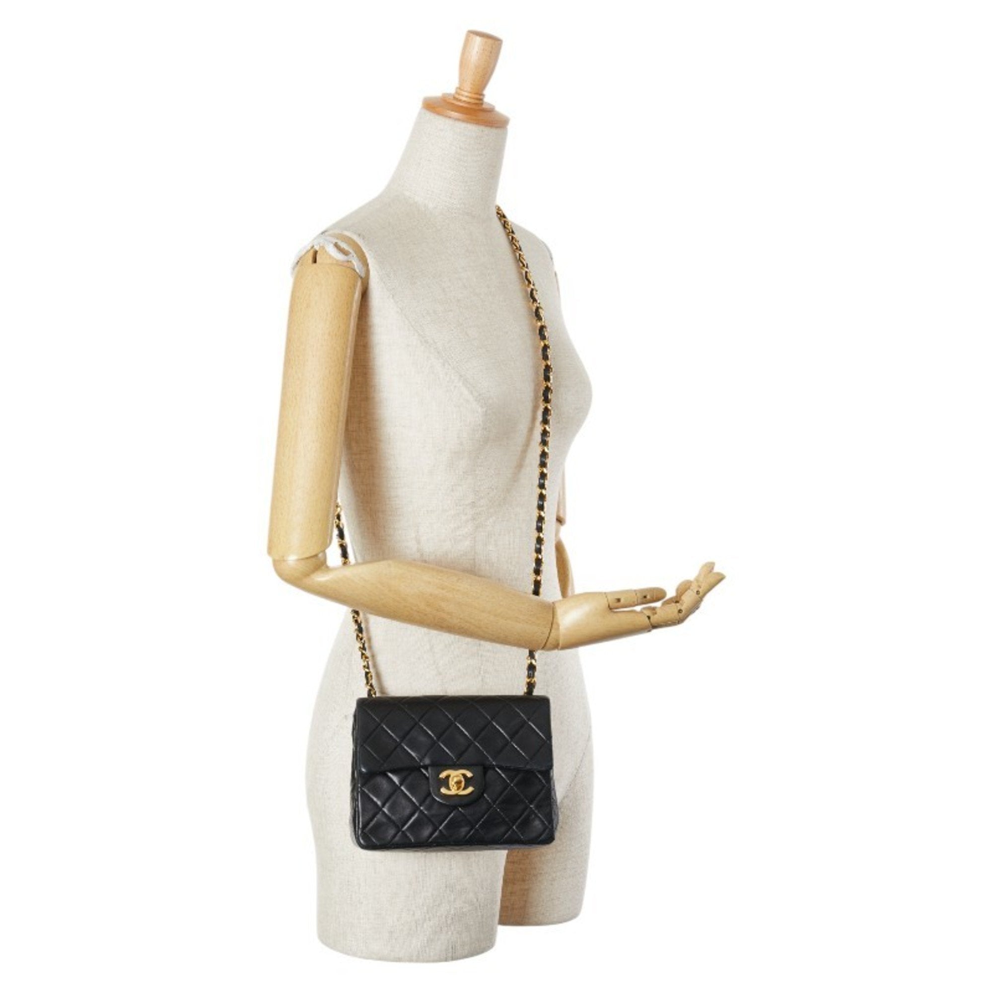Chanel Black Leather Shoulder Bag (Pre-Owned)