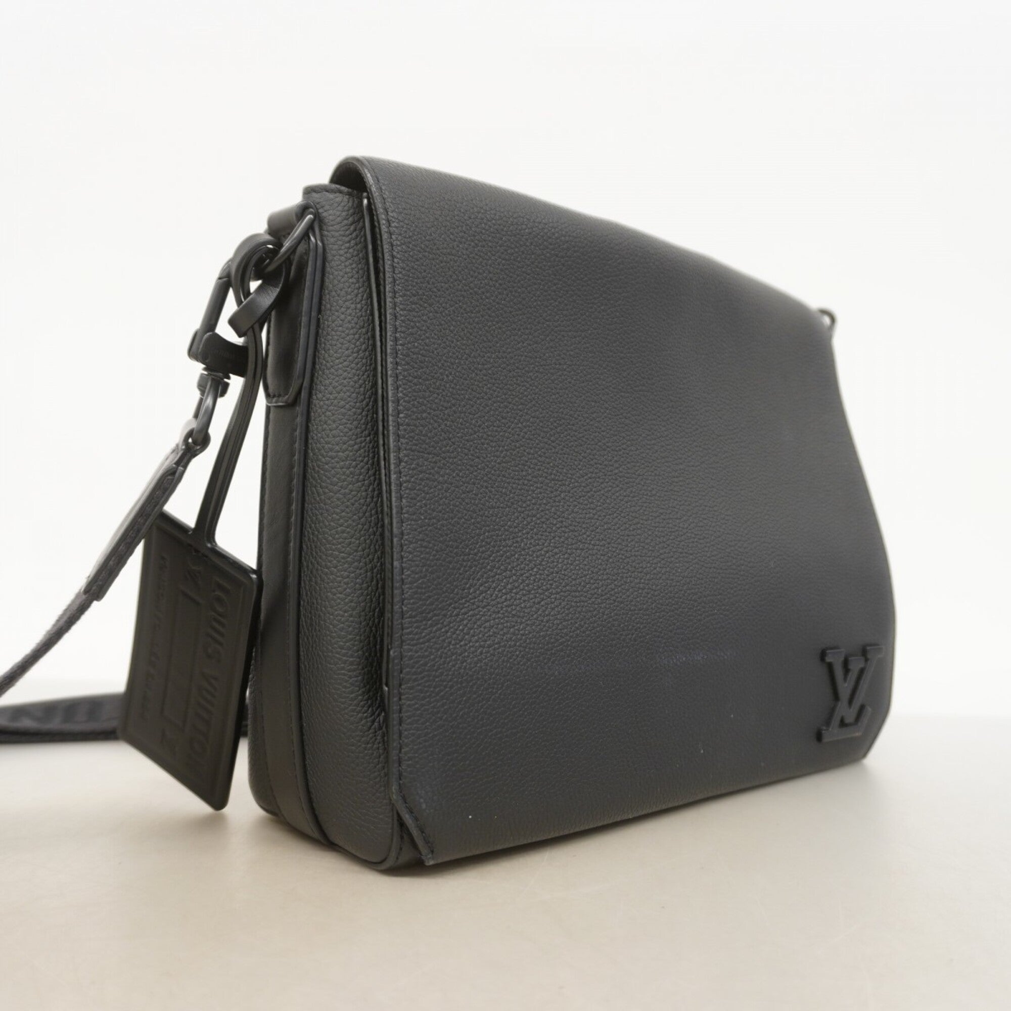 Louis Vuitton Black Shoulder Bag (Pre-Owned)