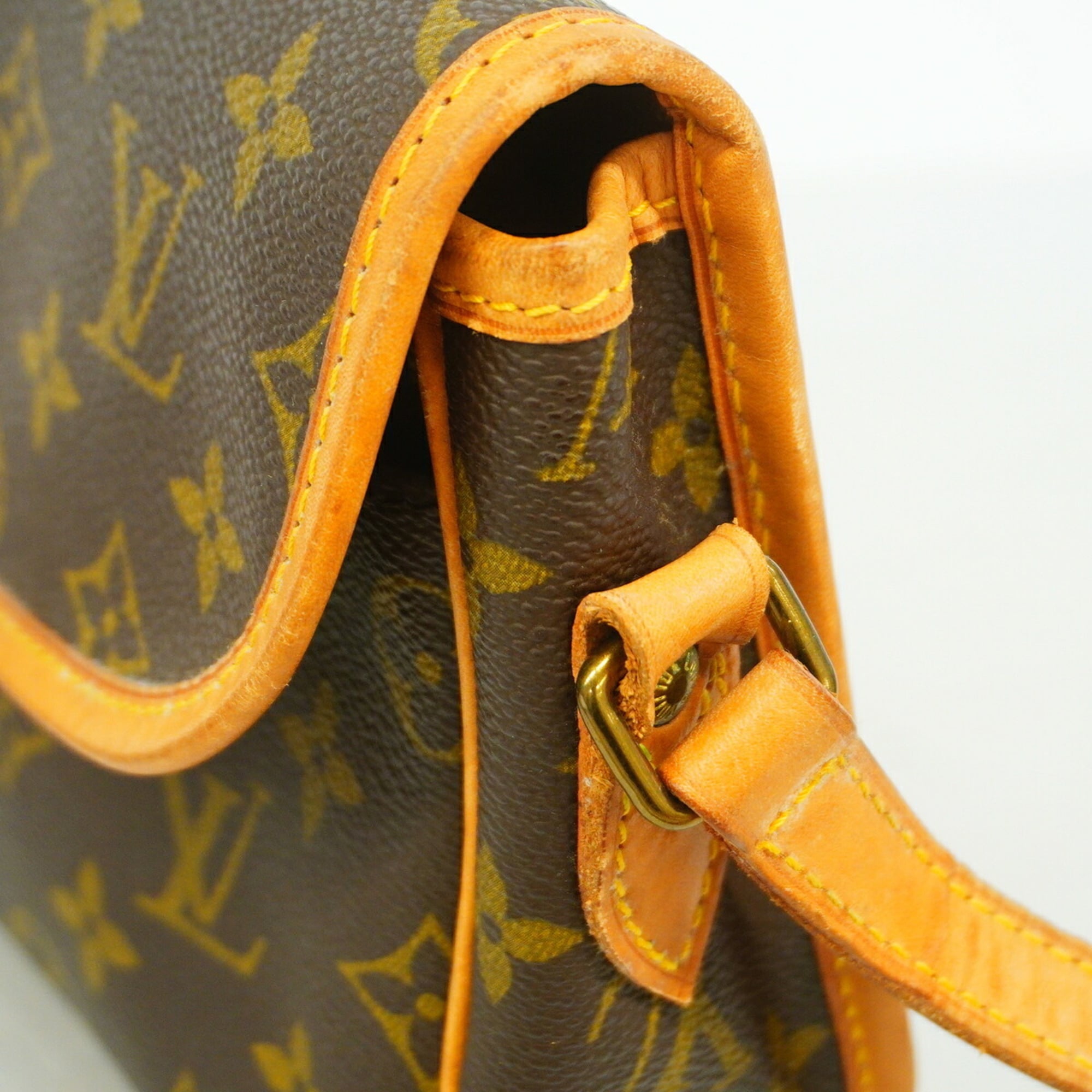 Louis Vuitton Brown Shoulder Bag (Pre-Owned)