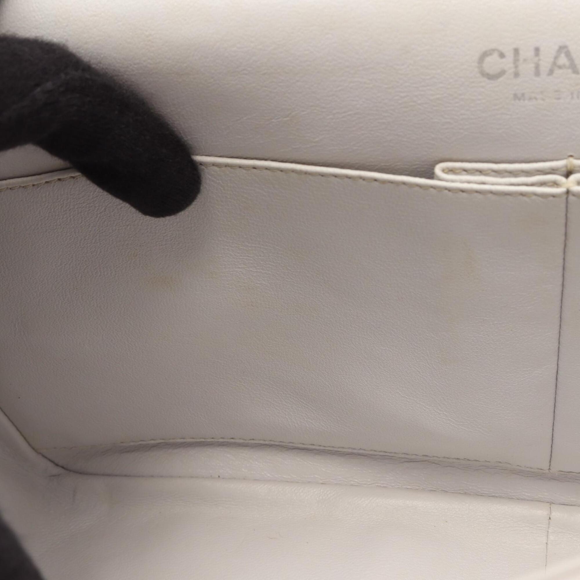 Chanel White Leather Handbag Shoulder Bag (Pre-Owned)