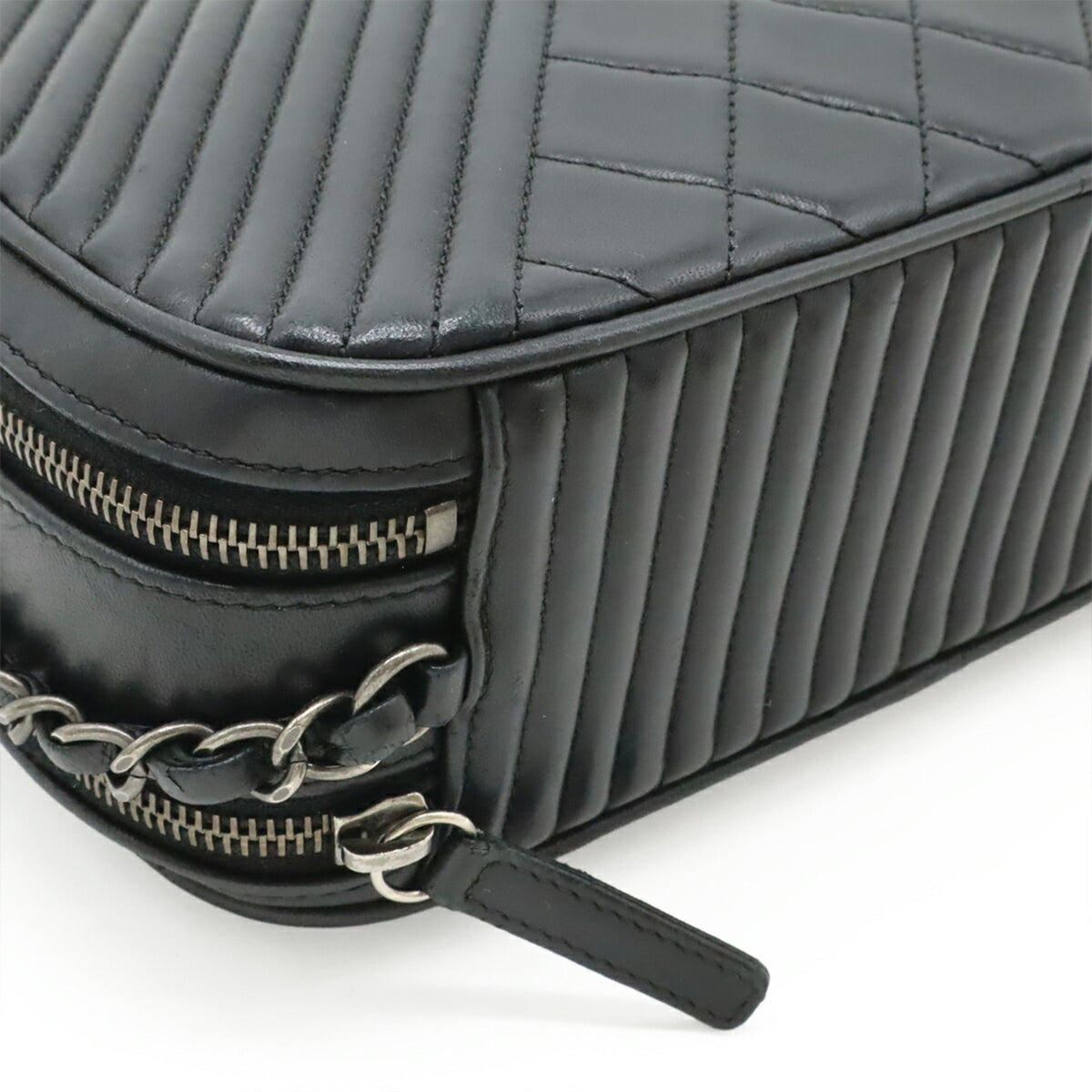 Chanel Black Leather Pochette Shoulder Bag (Pre-Owned)