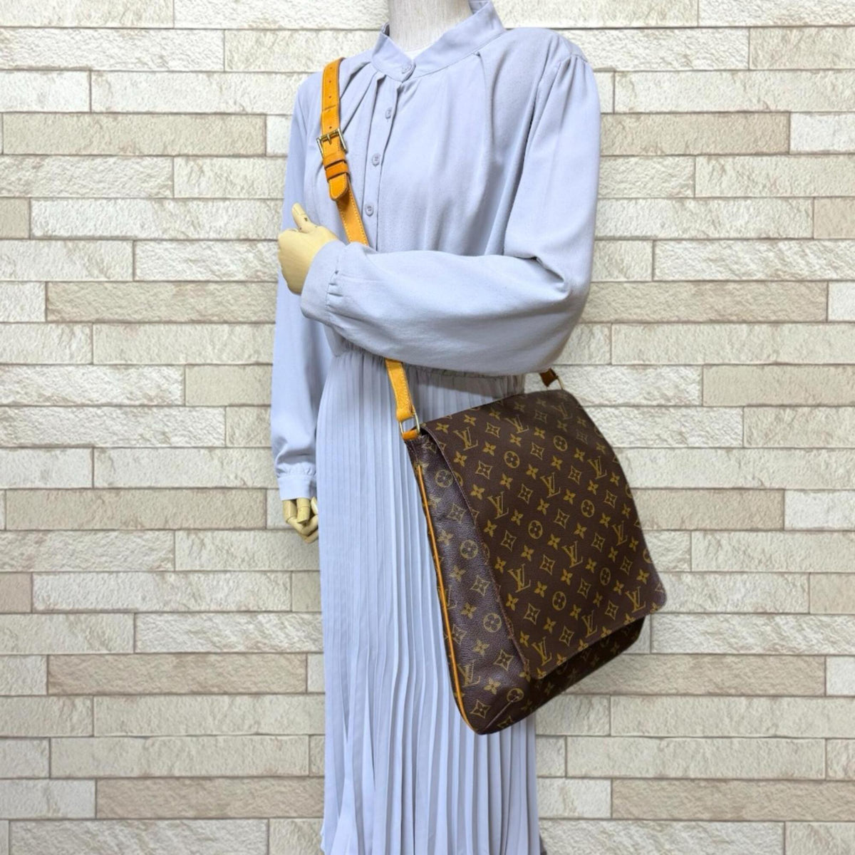 Louis Vuitton Brown Monogram Canvas Shoulder Bag (Pre-Owned)