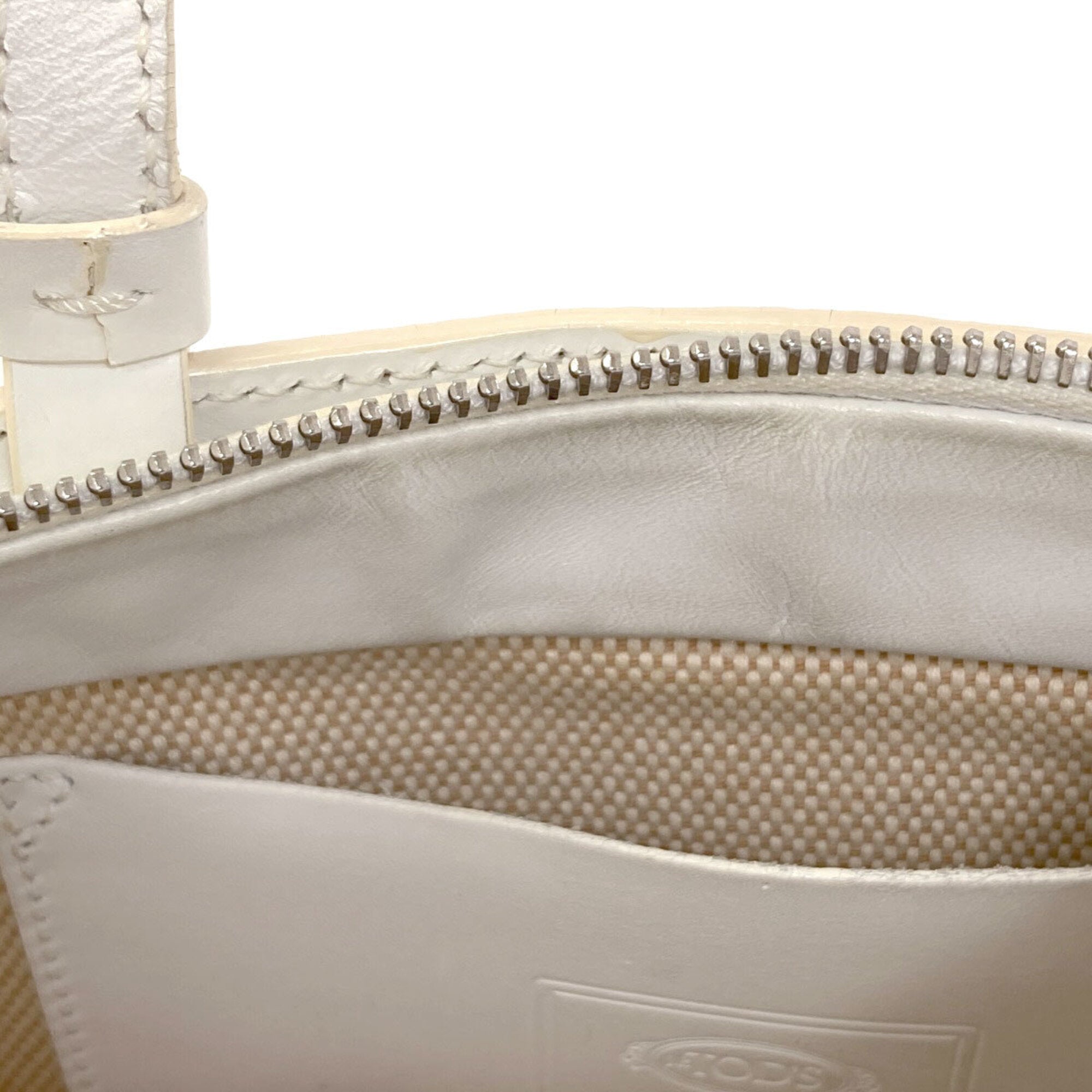 Tod's White Leather Handbag (Pre-Owned)