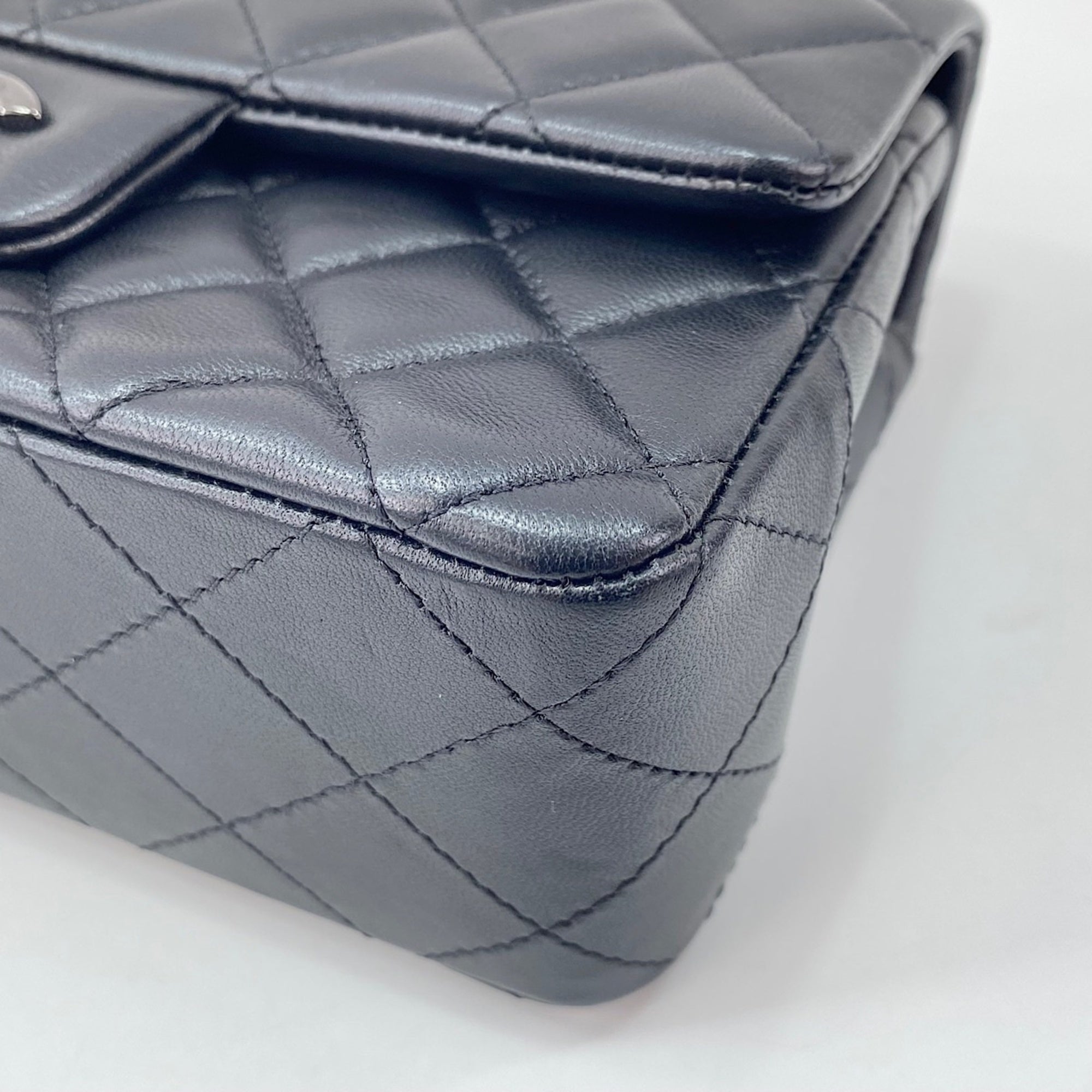 Chanel Black Shoulder Bag (Pre-Owned)