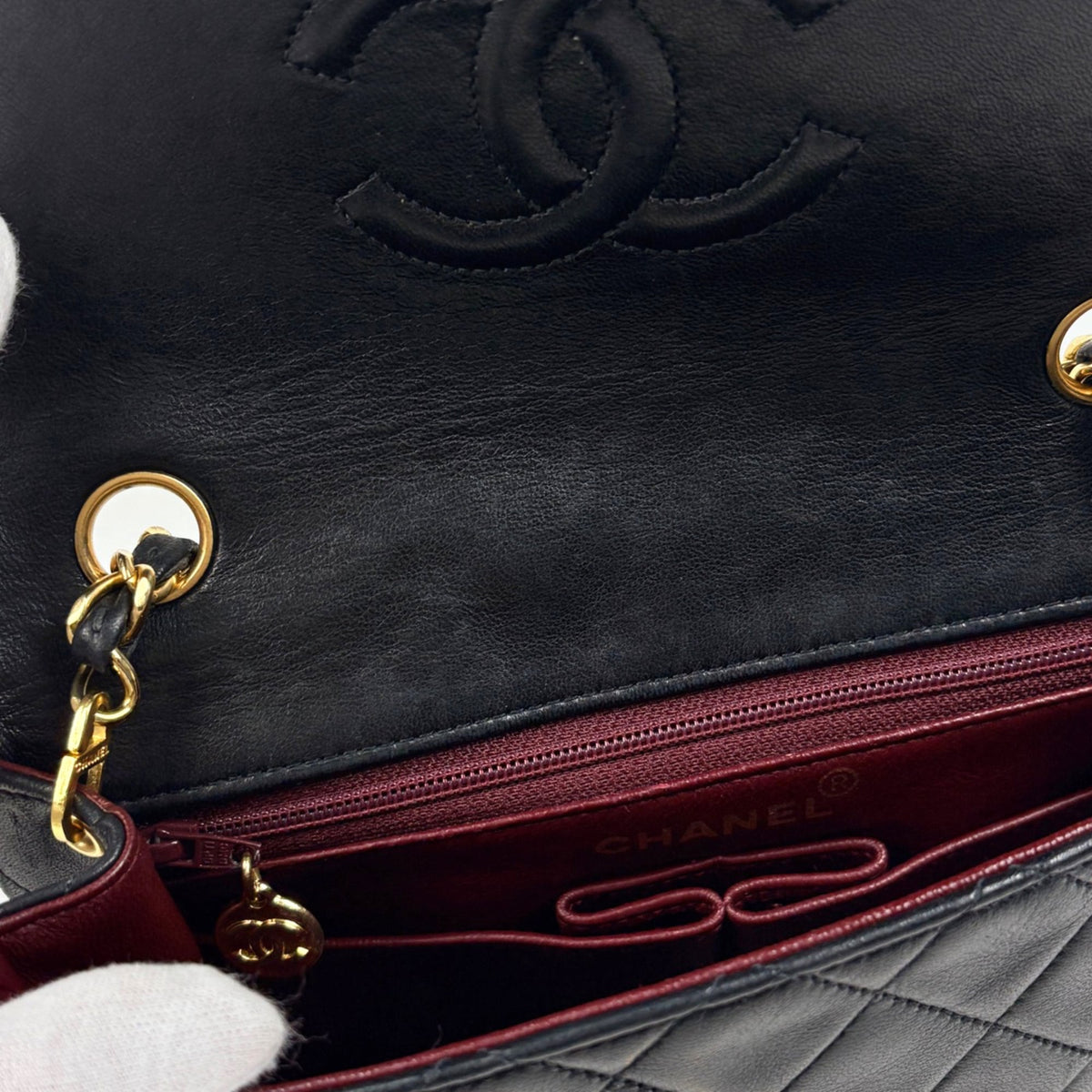 Chanel Black Leather Shoulder Bag (Pre-Owned)