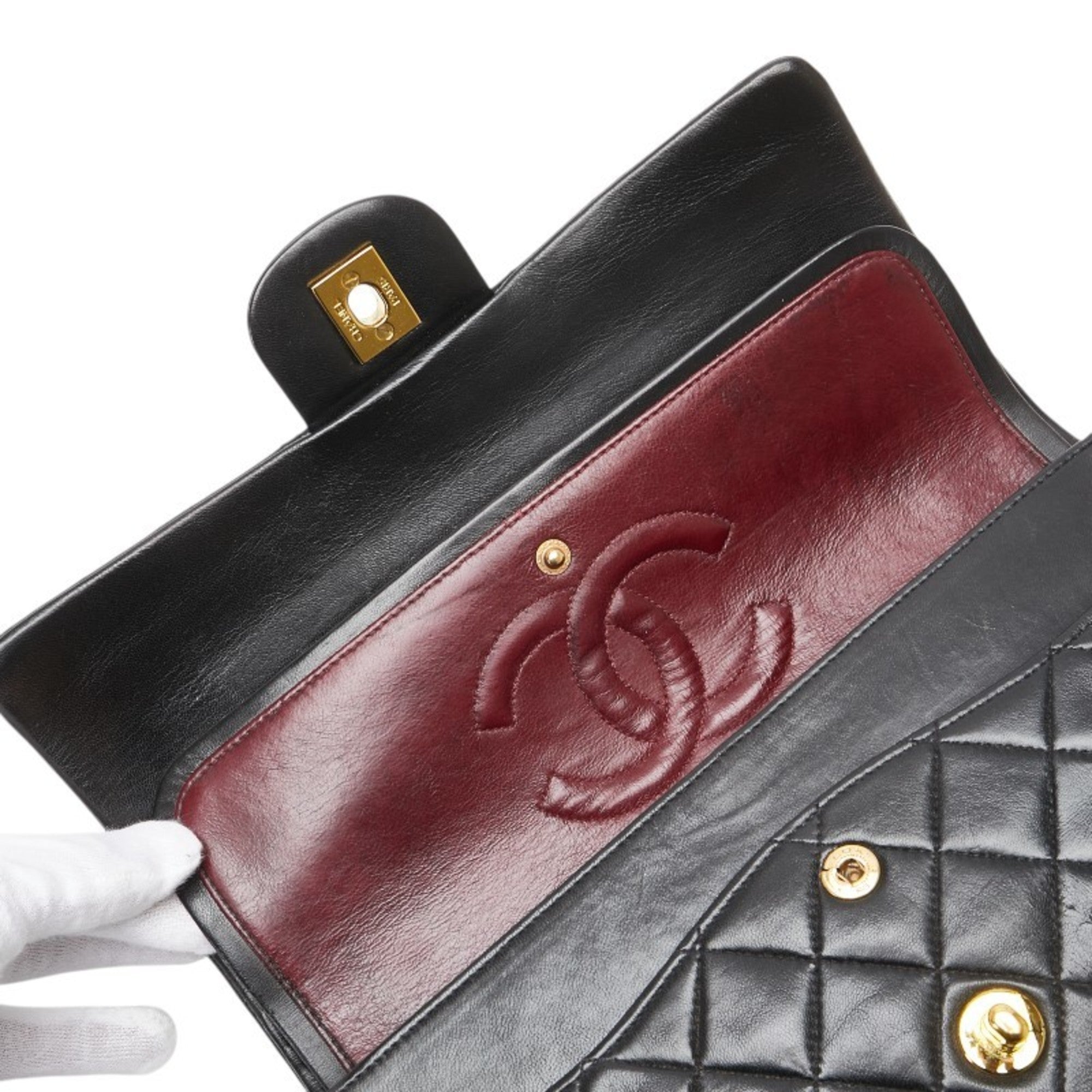 Chanel Black Leather Shoulder Bag (Pre-Owned)