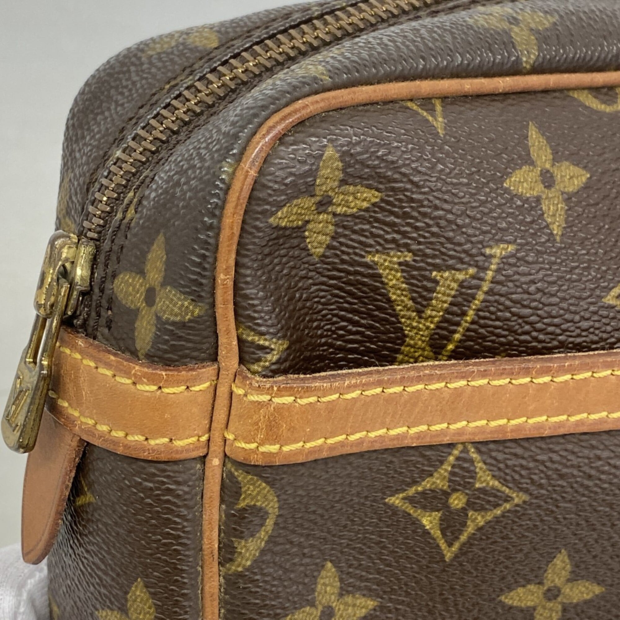 Louis Vuitton Brown Clutch Bag (Pre-Owned)