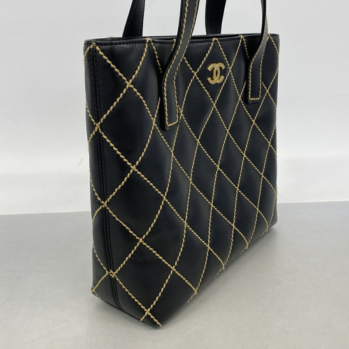 Chanel Black Leather Handbag (Pre-Owned)