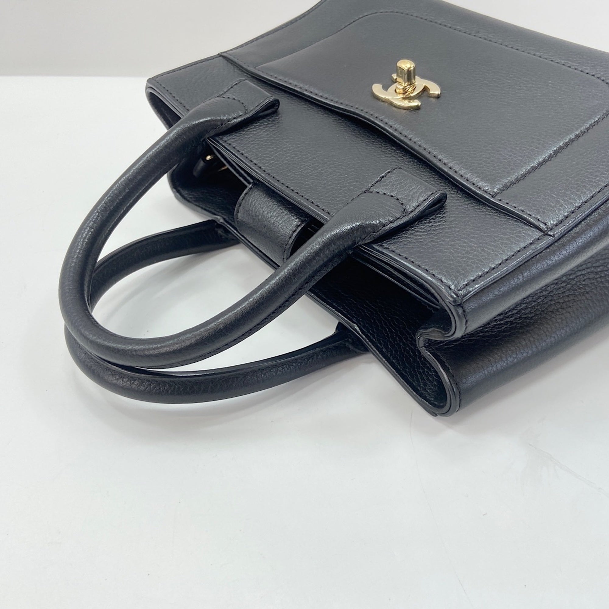 Chanel Black Handbag (Pre-Owned)