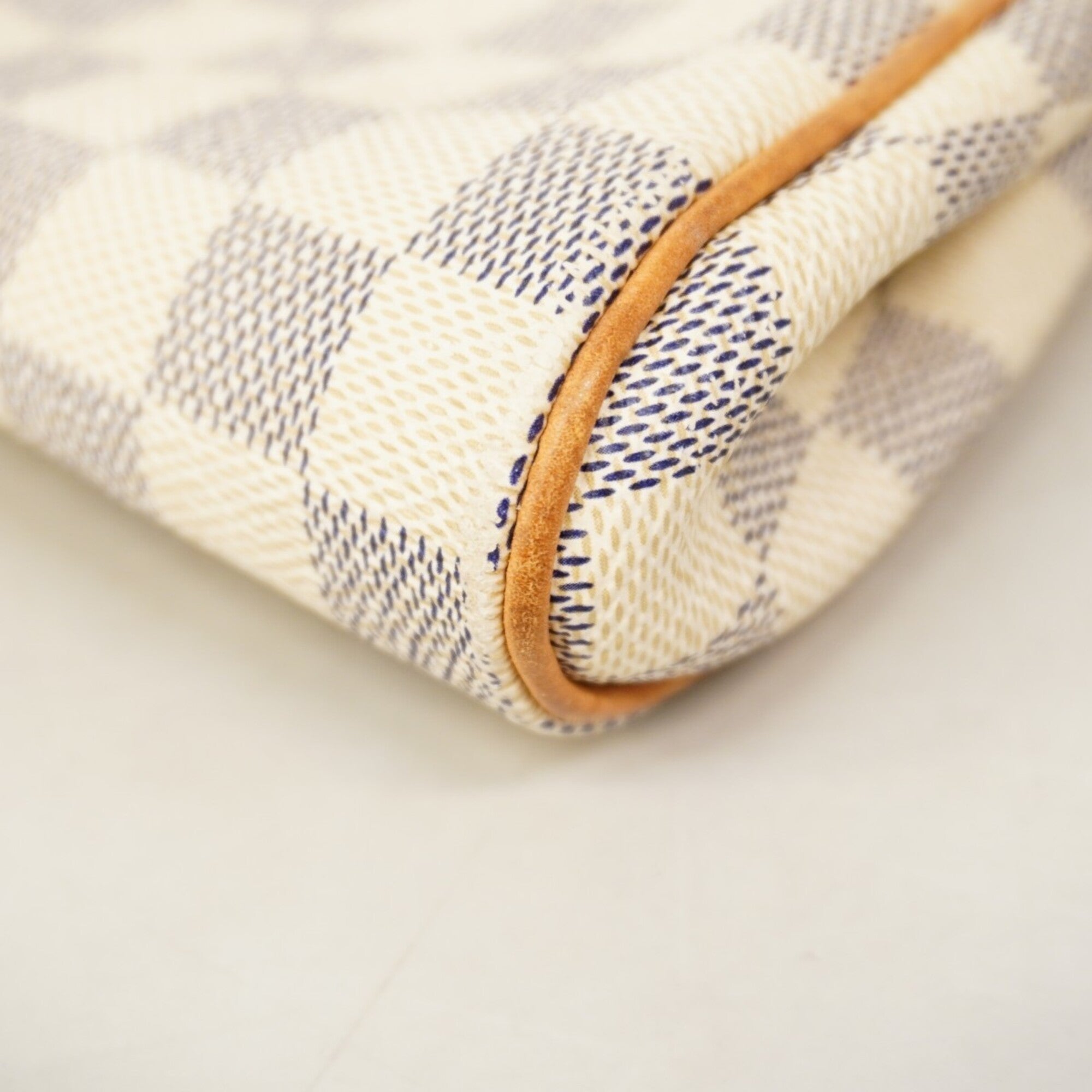 Louis Vuitton White Handbag (Pre-Owned)