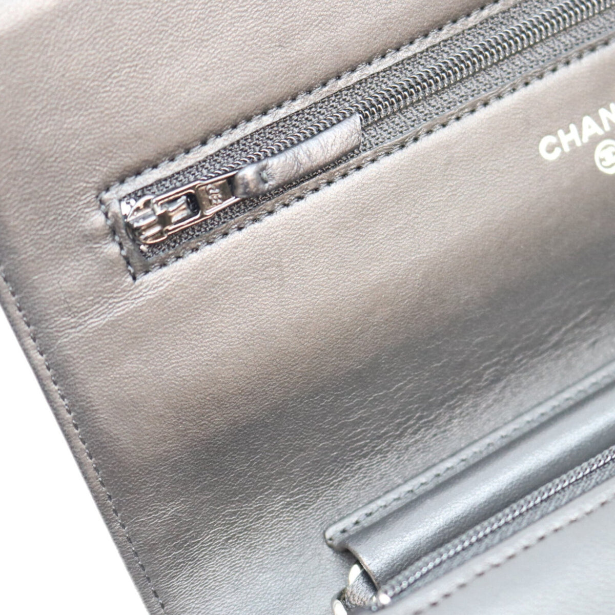 Chanel Black Leather Shoulder Bag (Pre-Owned)