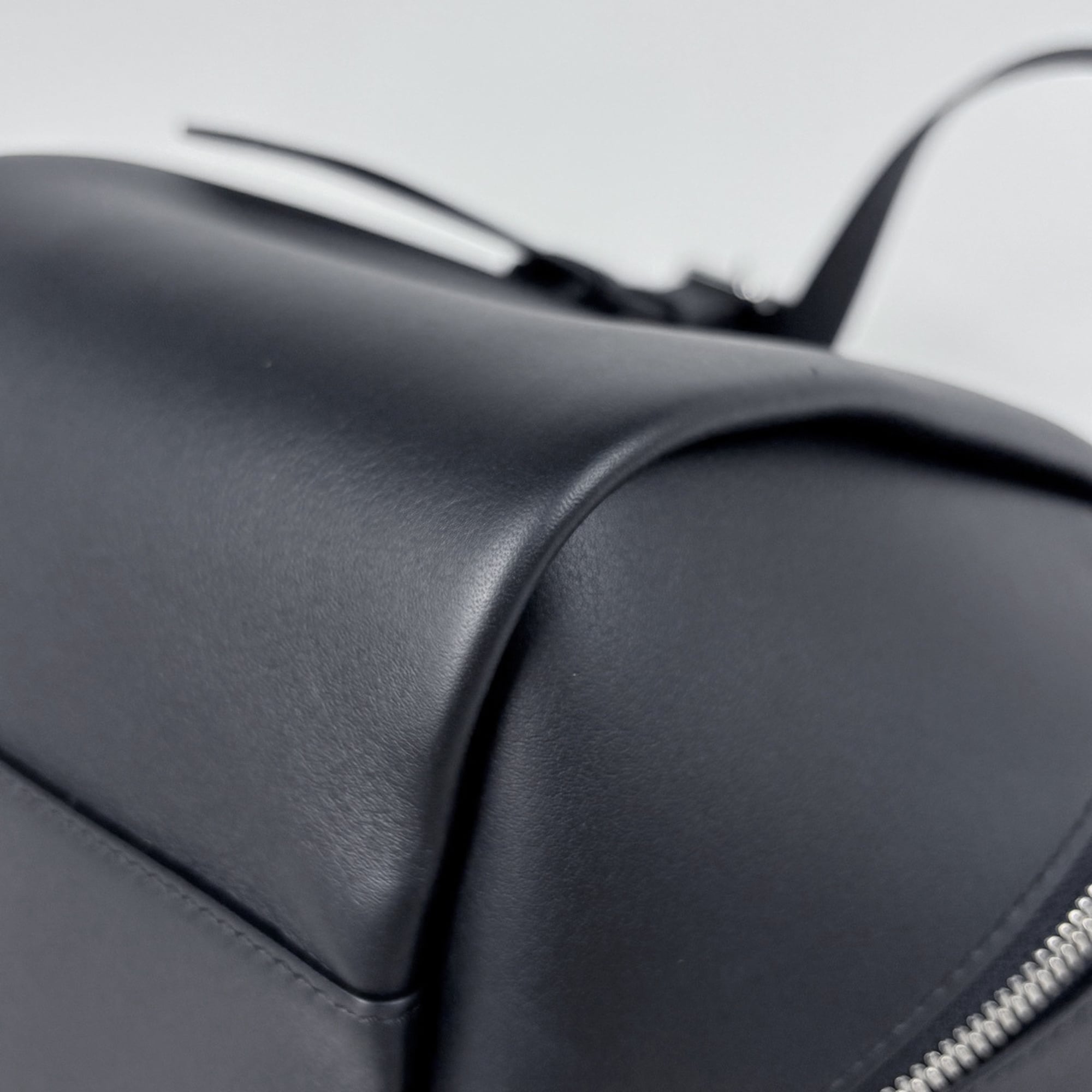 Loewe Black Leather Handbag (Pre-Owned)