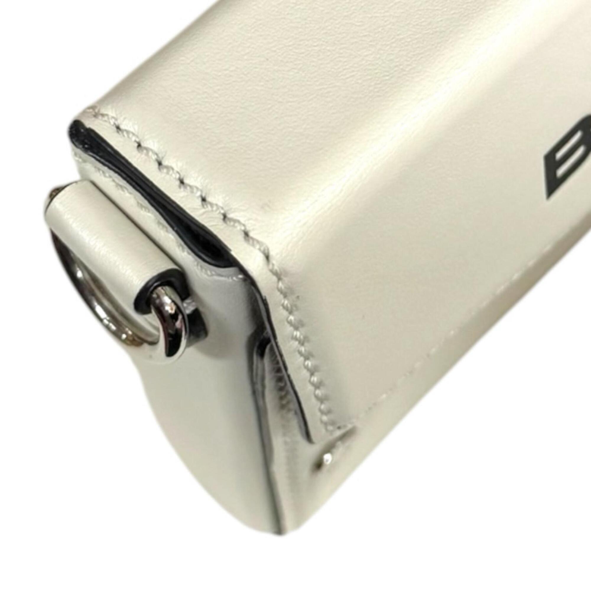 Fendi White Leather Shoulder Bag (Pre-Owned)