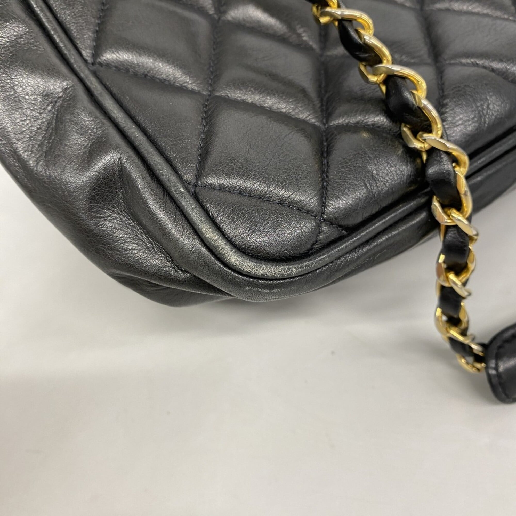 Chanel Black Leather Shoulder Bag (Pre-Owned)