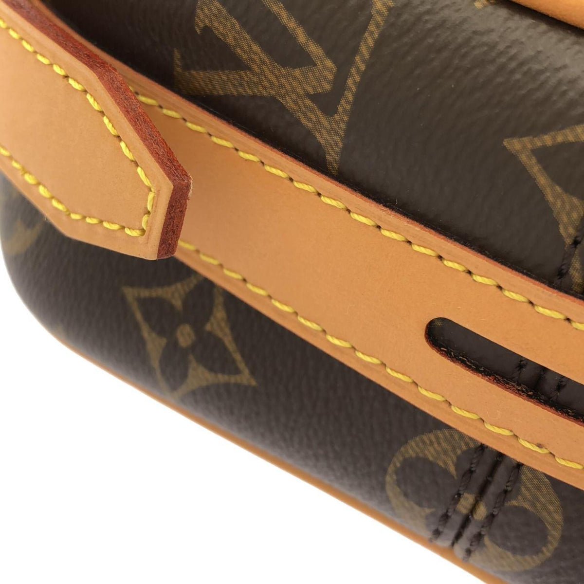 Louis Vuitton Marron Coated Canvas Shoulder Bag (Pre-Owned)