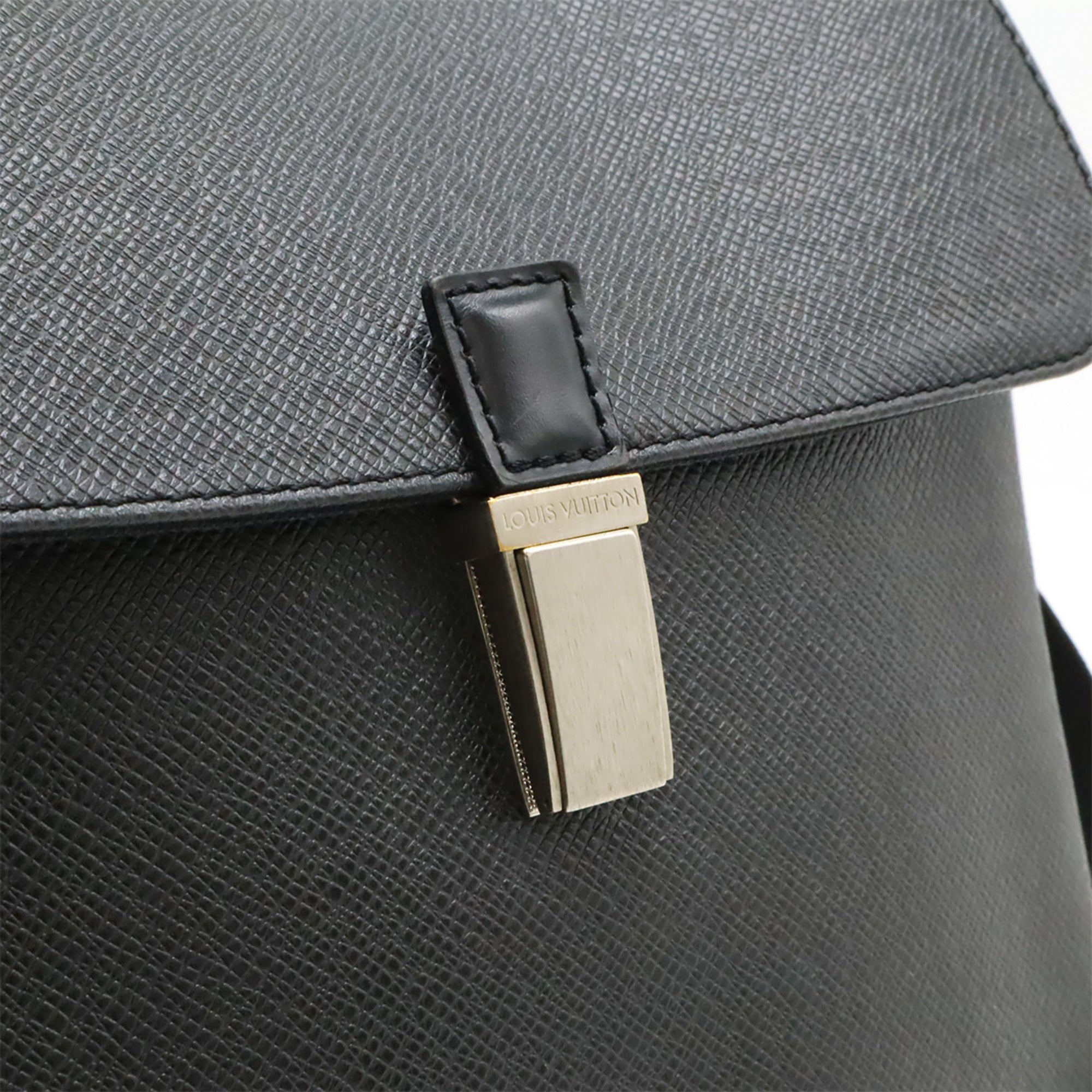 Louis Vuitton Ardoise Black Taiga Leather Leather Shoulder Bag (Pre-Owned)