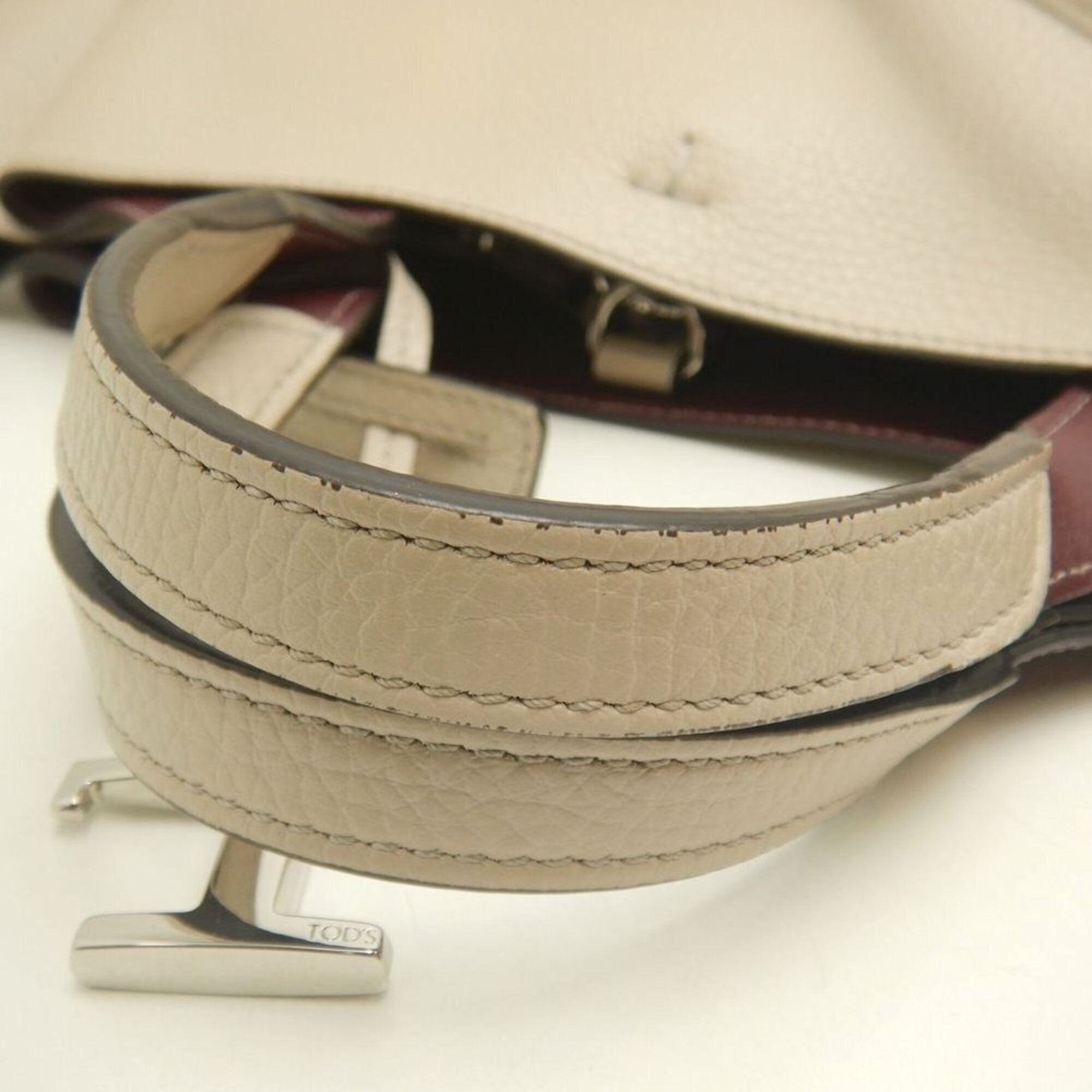 Tod's Cream Leather Handbag (Pre-Owned)