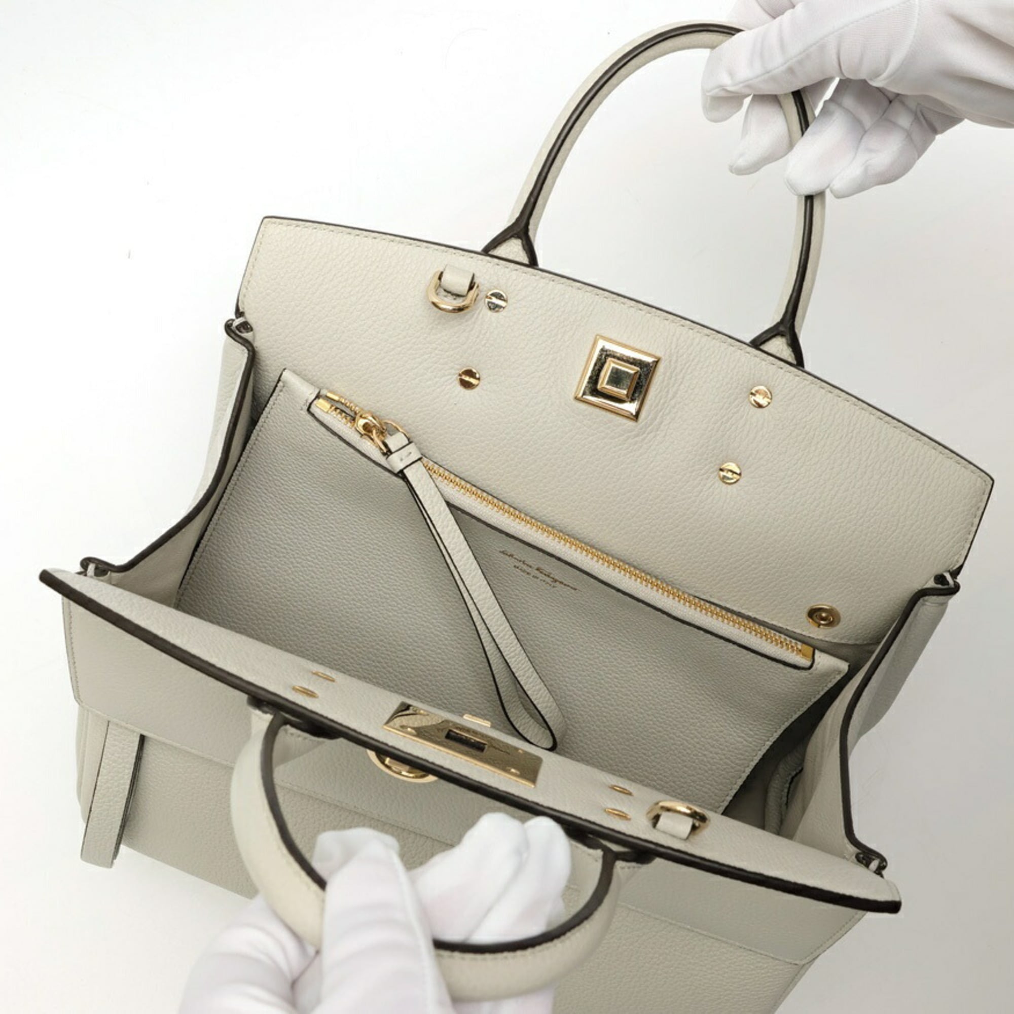 Salvatore Ferragamo Light Gray Leather Handbag (Pre-Owned)