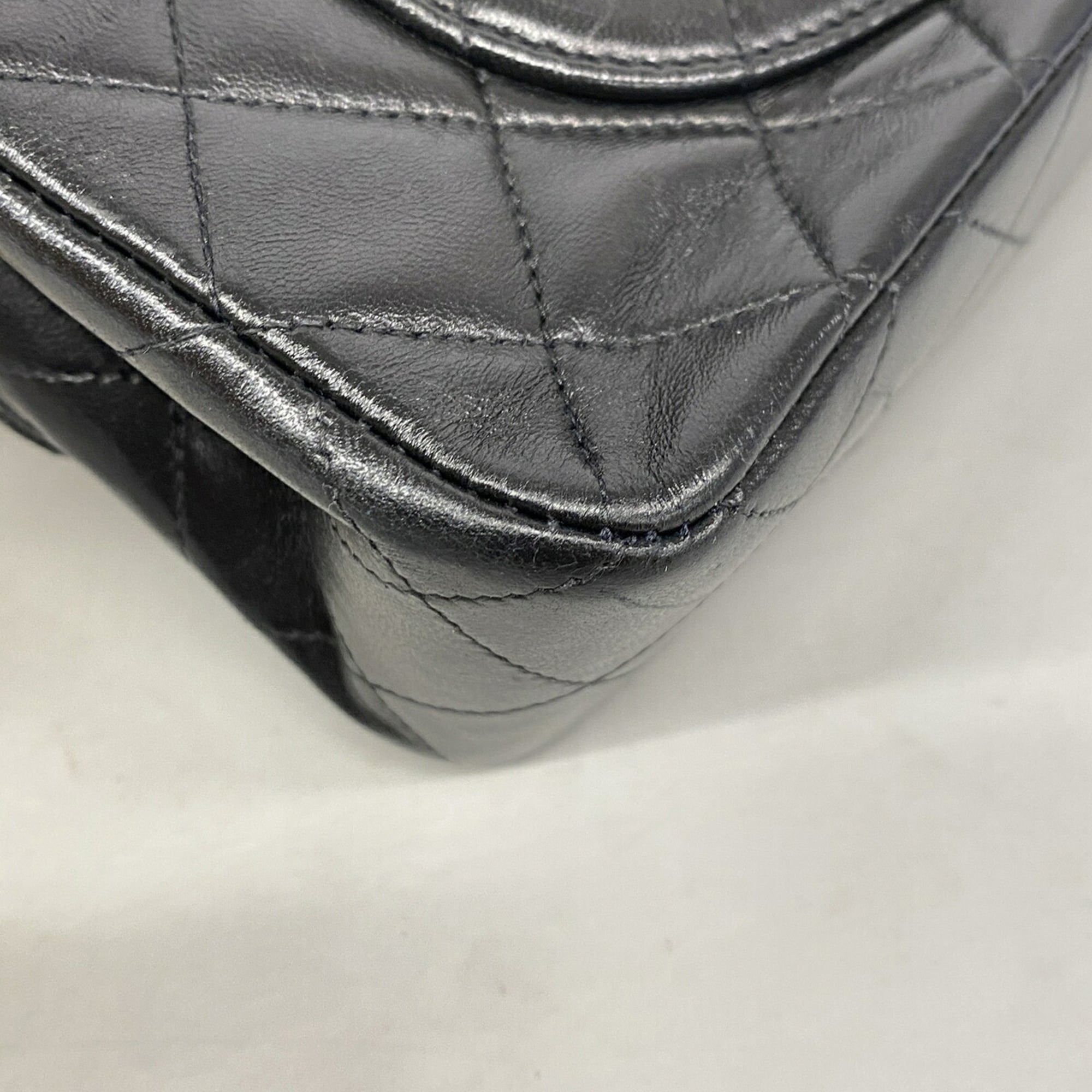 Chanel Black Leather Shoulder Bag (Pre-Owned)