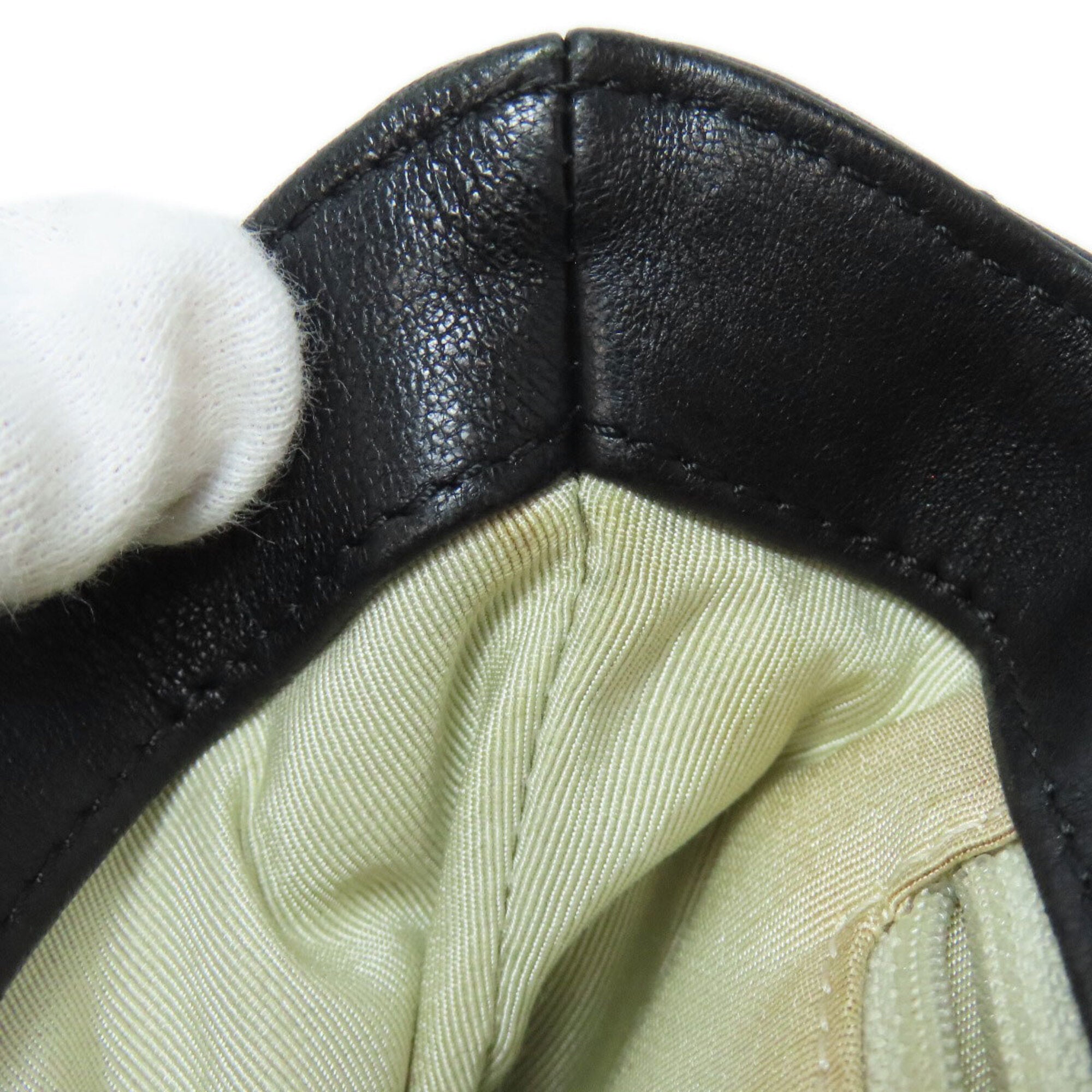 Chanel Black Leather Shoulder Bag (Pre-Owned)